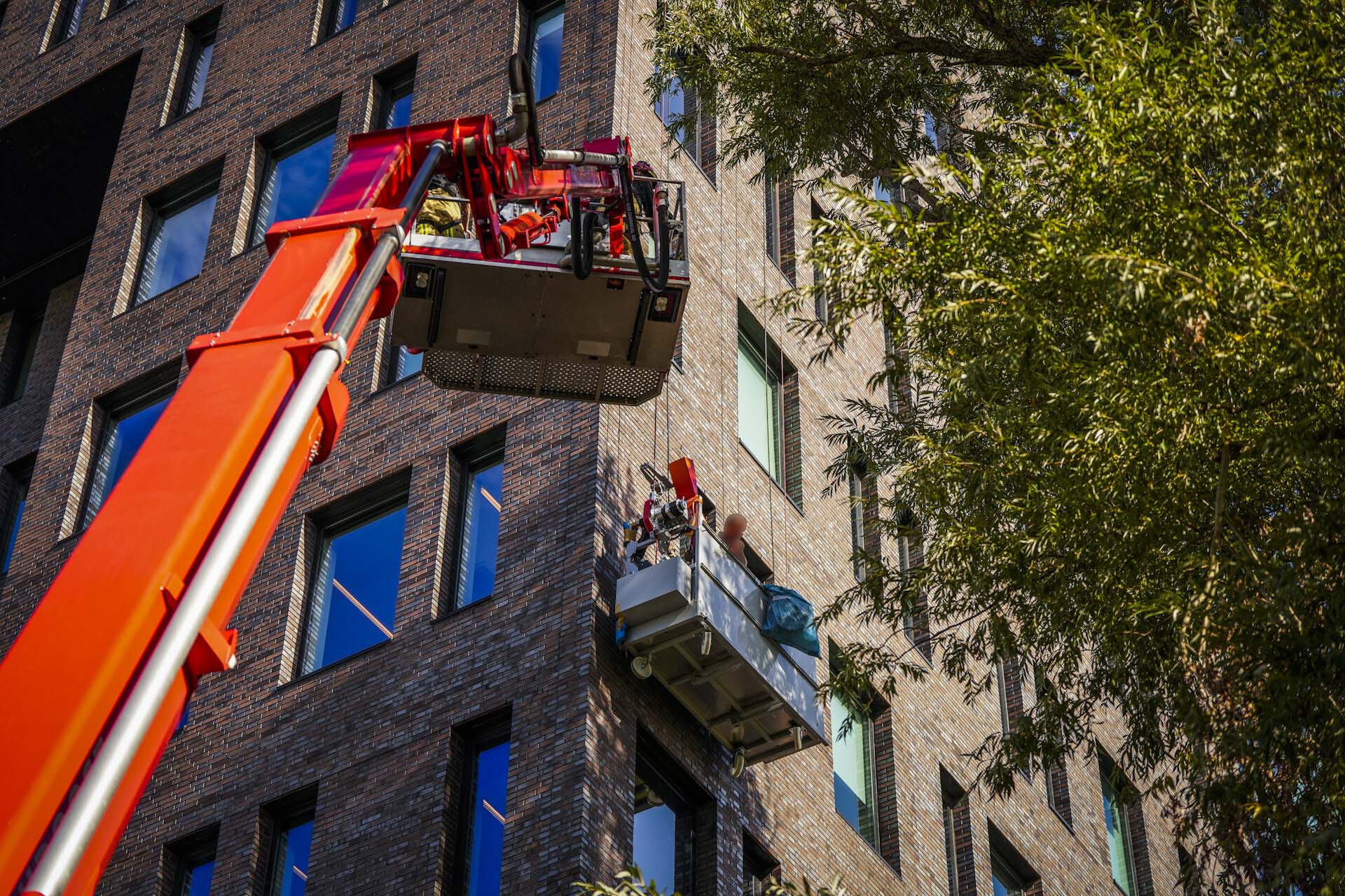 Glazenwassers vast in bakje rond 6e etage