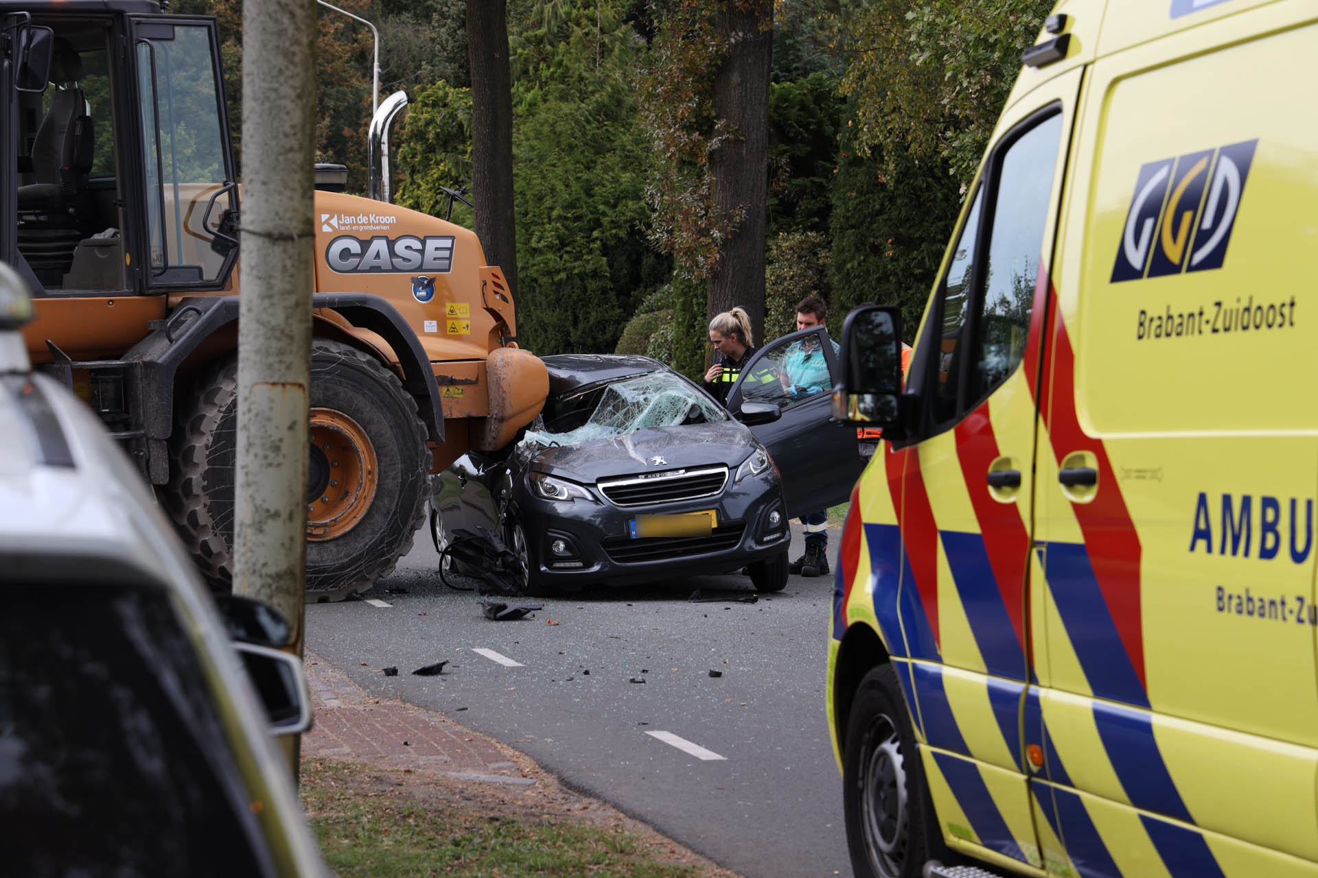 Loader botst in de achteruit op personenauto