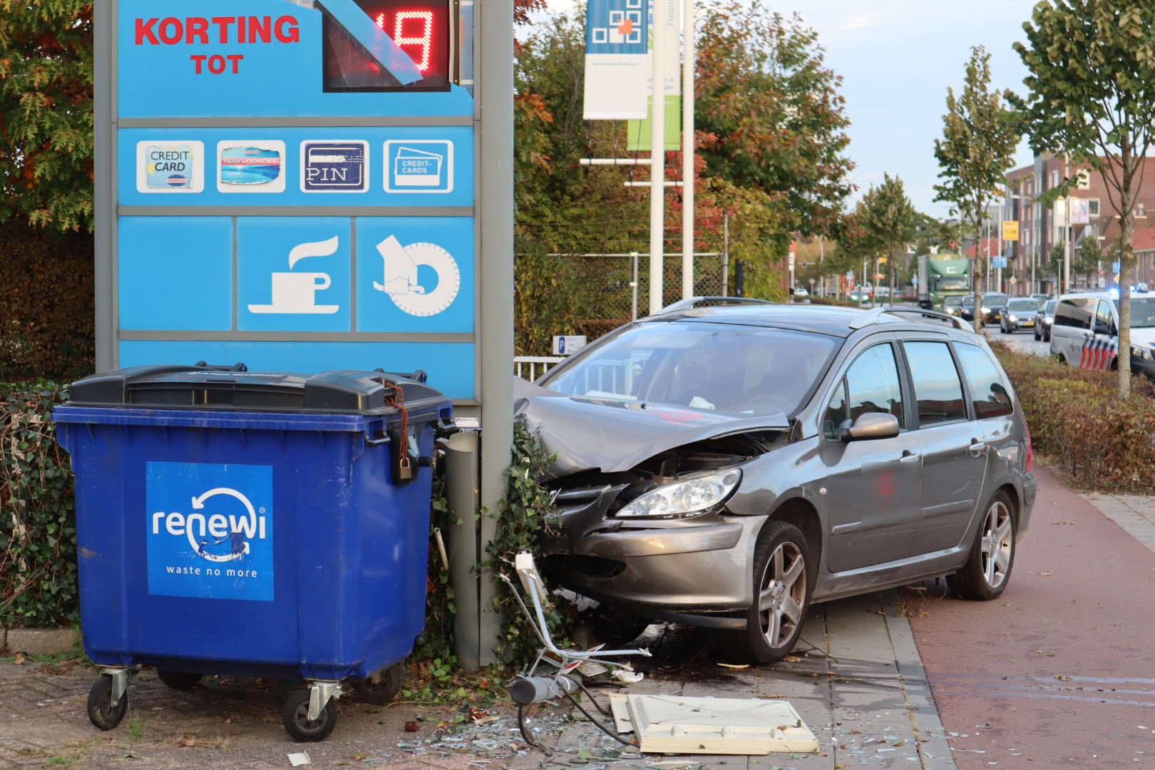 Automobilist vlucht nadat hij op informatiezuil botst in Tilburg