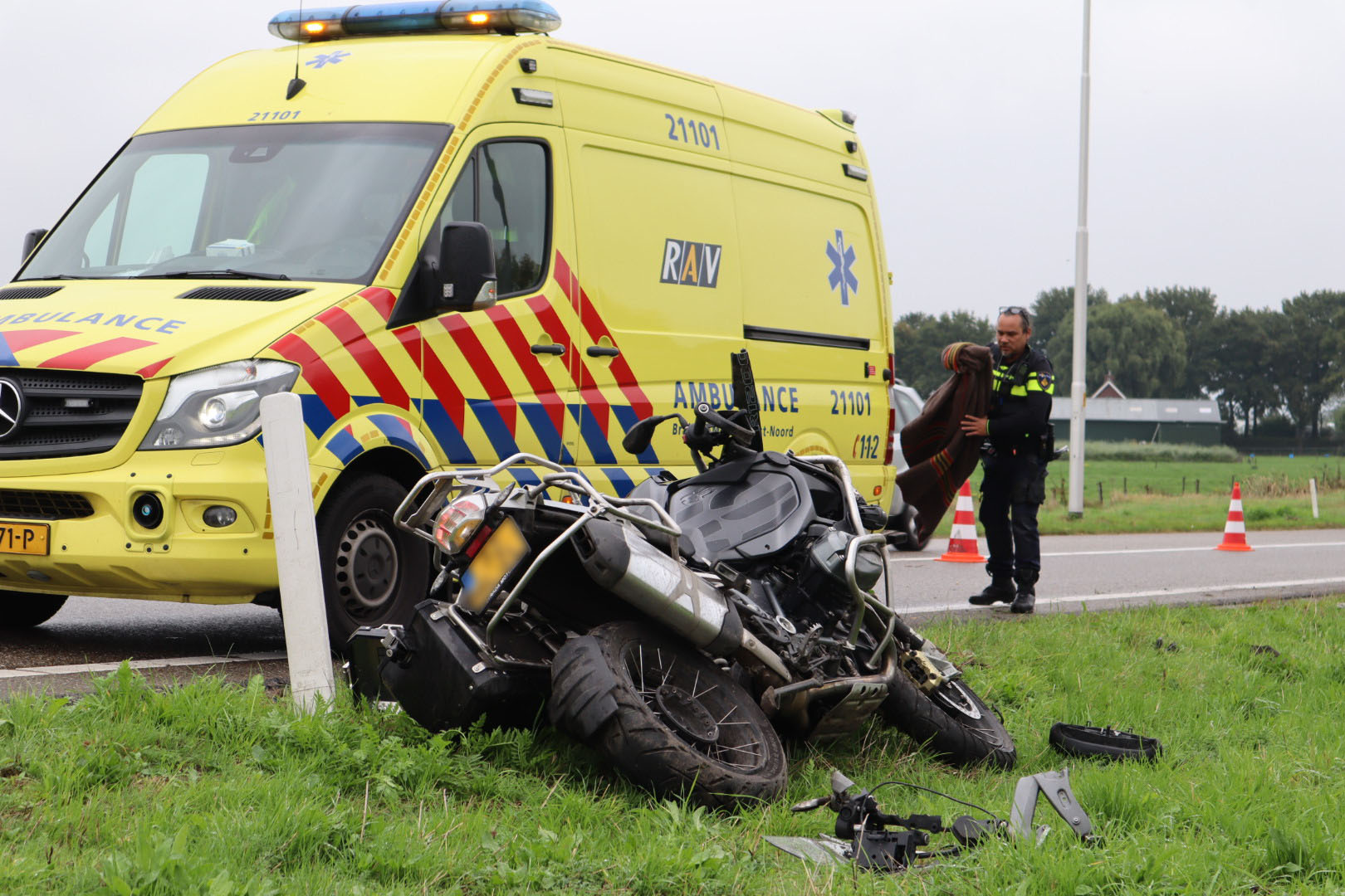 Motorrijder maakt flinke smak op oprit A59 Drunen