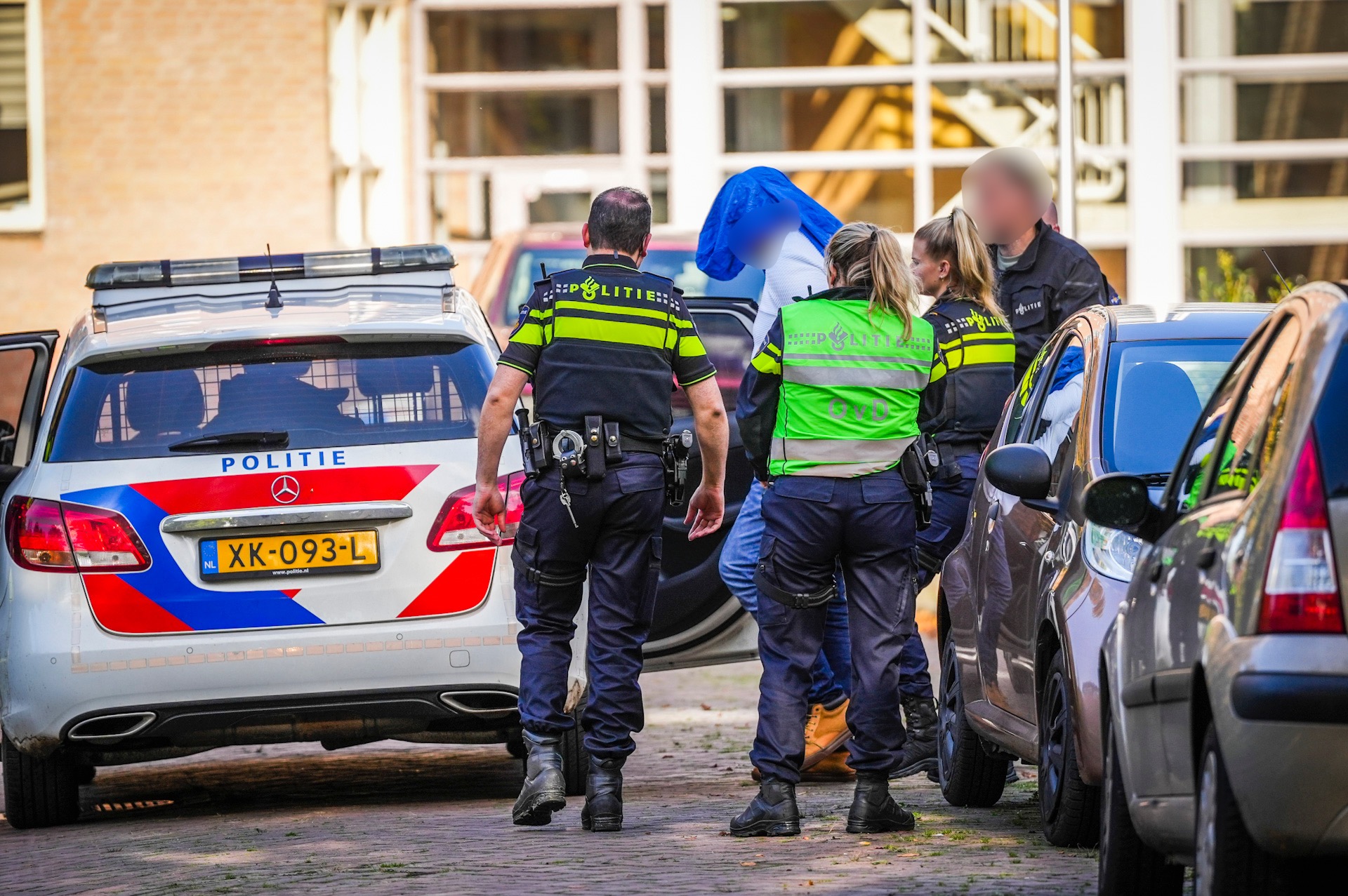 Fotoserie: Politie Haalt Verward Persoon Uit Woning