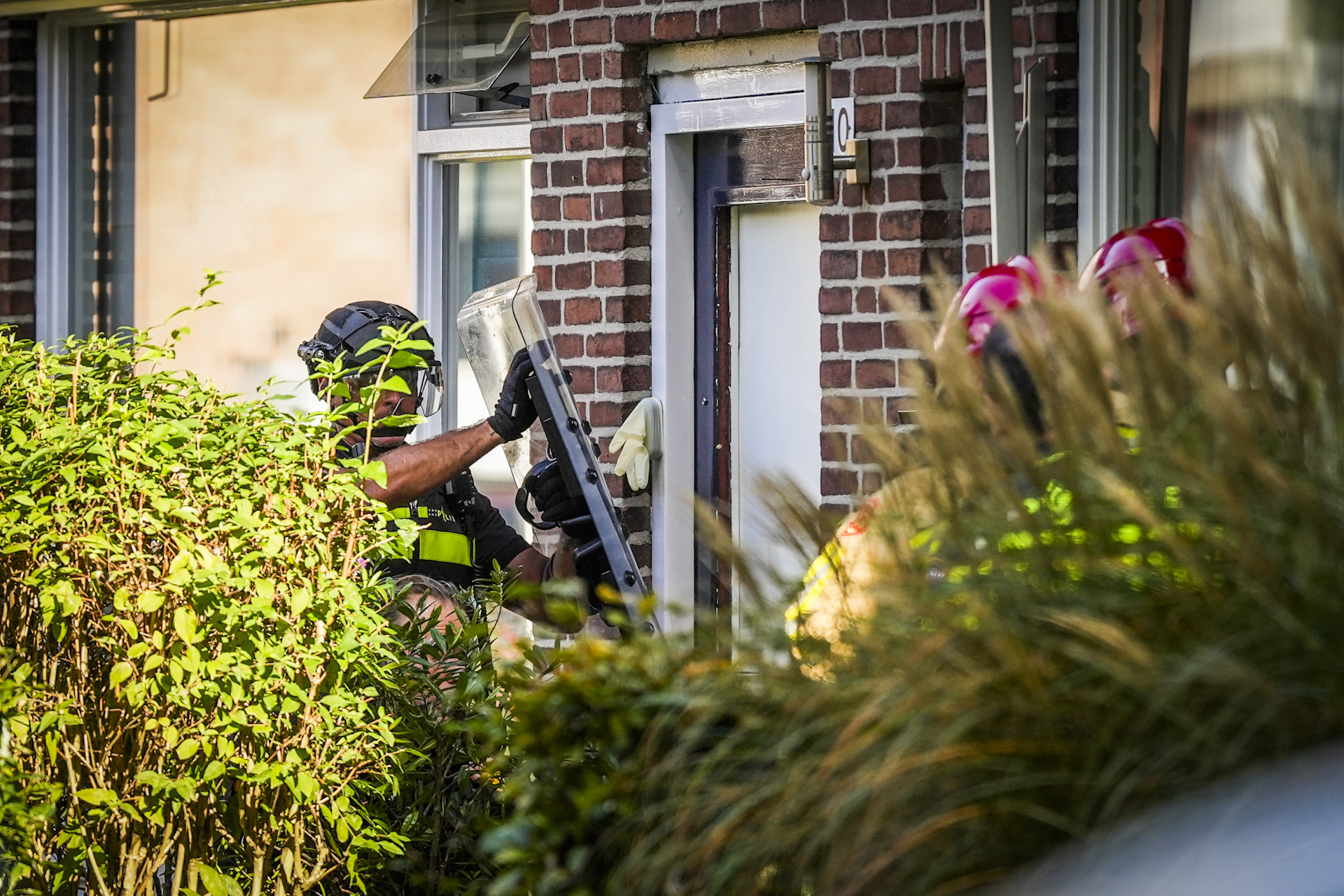 Fotoserie: politie haalt verward persoon uit woning