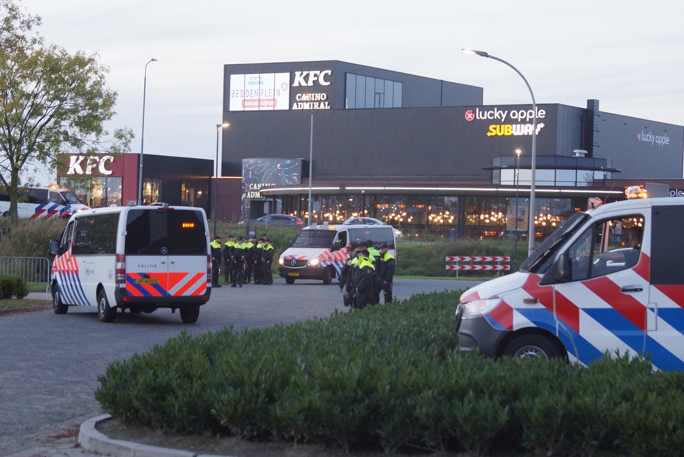 Demonstratie Ajax-supporters in Waalwijk als nachtkaars uitgegaan