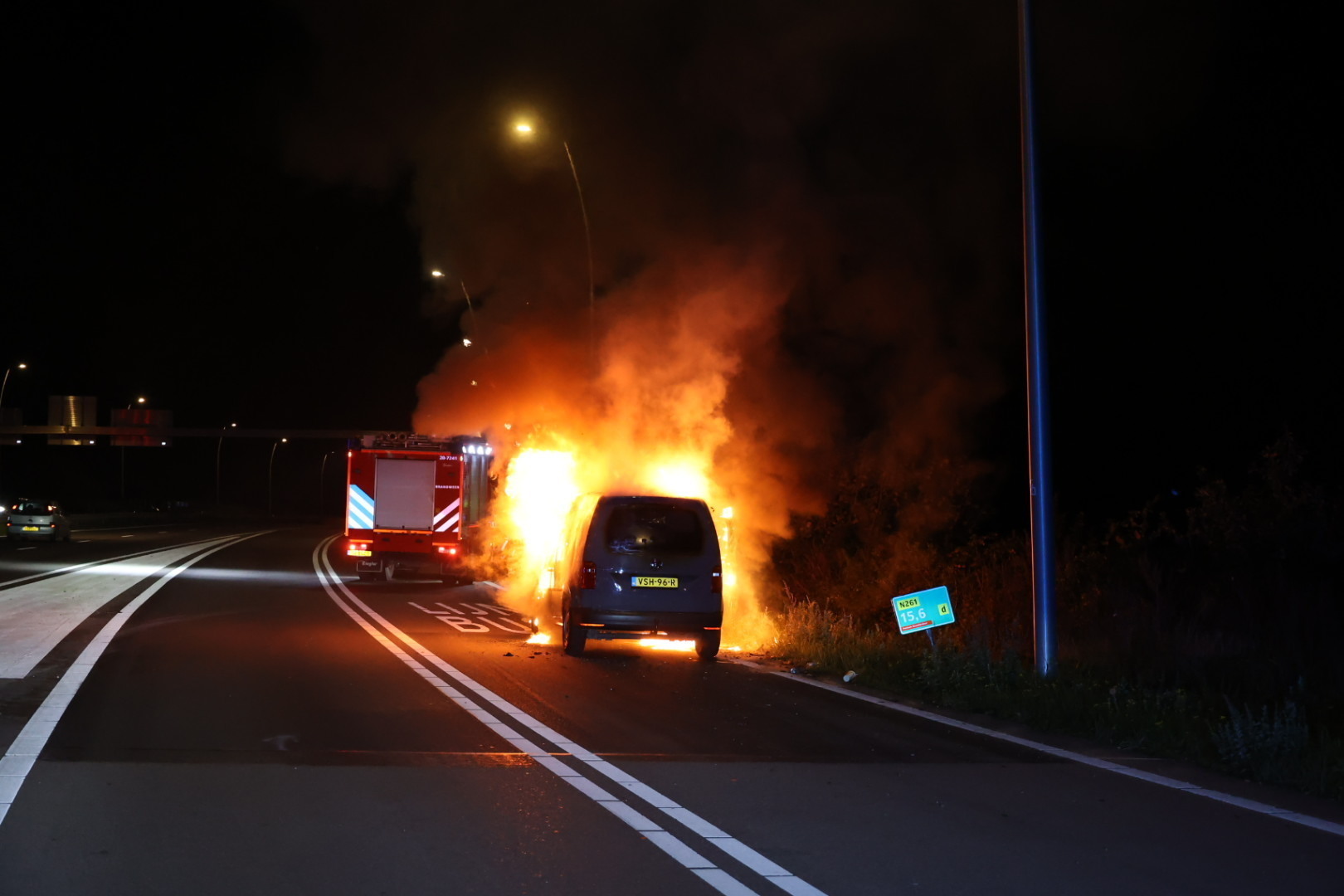Net gekochte auto vliegt in brand tijdens rijden