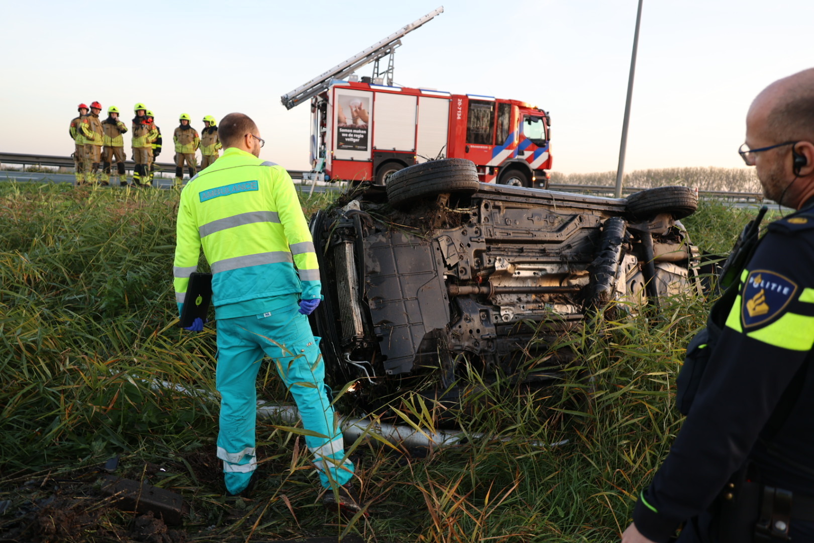 Automobiliste raakt van de weg op A59 en komt op zijkant tot stilstand