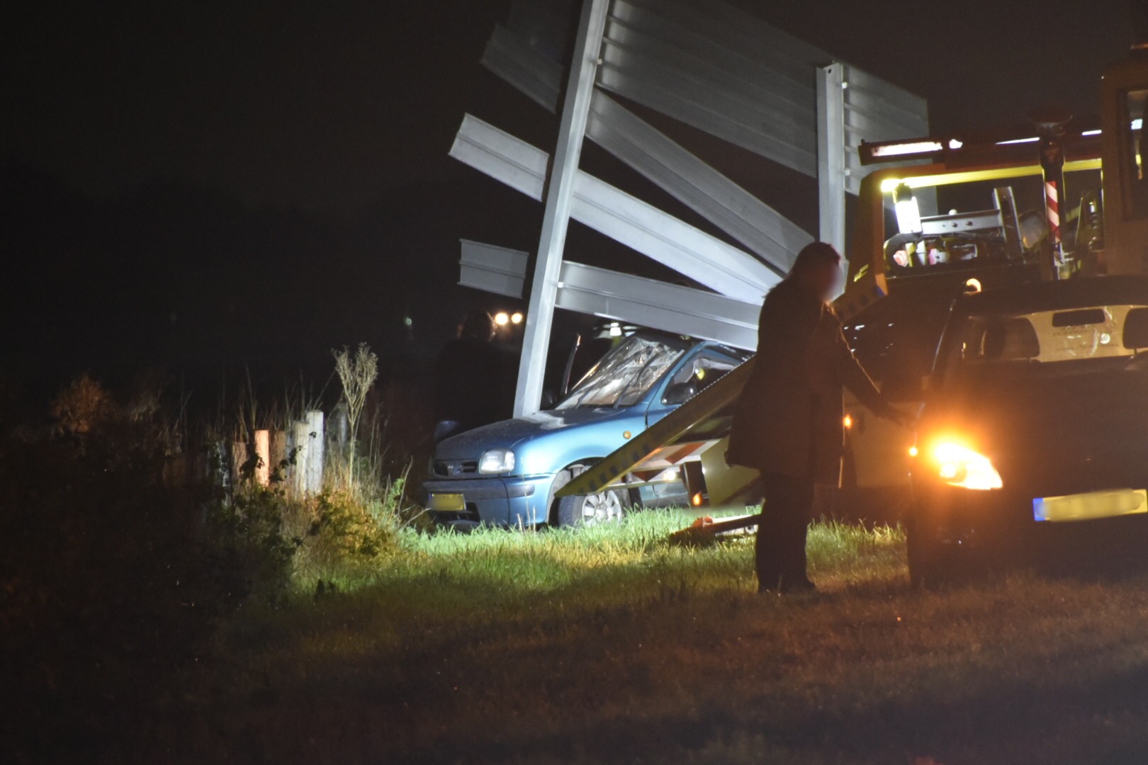 Auto schiet van snelweg af en ramt verkeersbord
