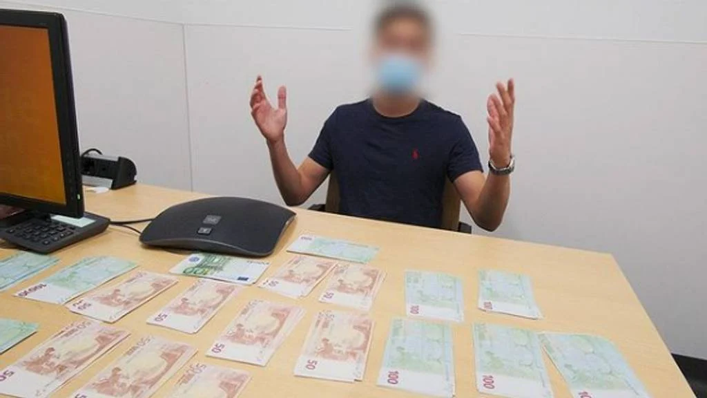 Man betrapt met 46.000 euro in zijn bagage