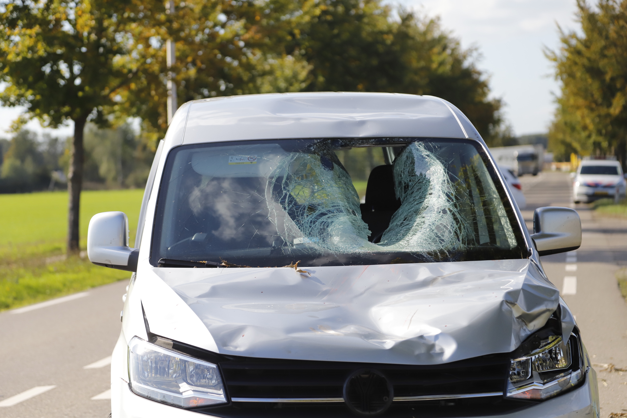 Fietser zwaargewond bij aanrijding: gat in raam van bestelauto