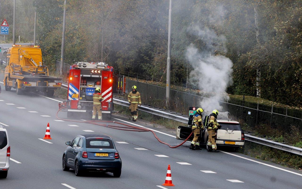 Auto vliegt in brand op de A2 bij afslag Vught
