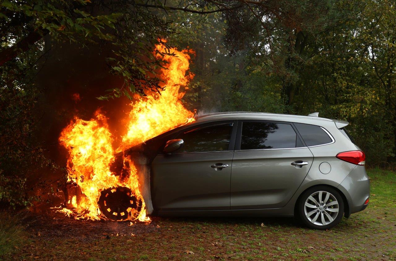 Auto verwoest door brand op parkeerplaats