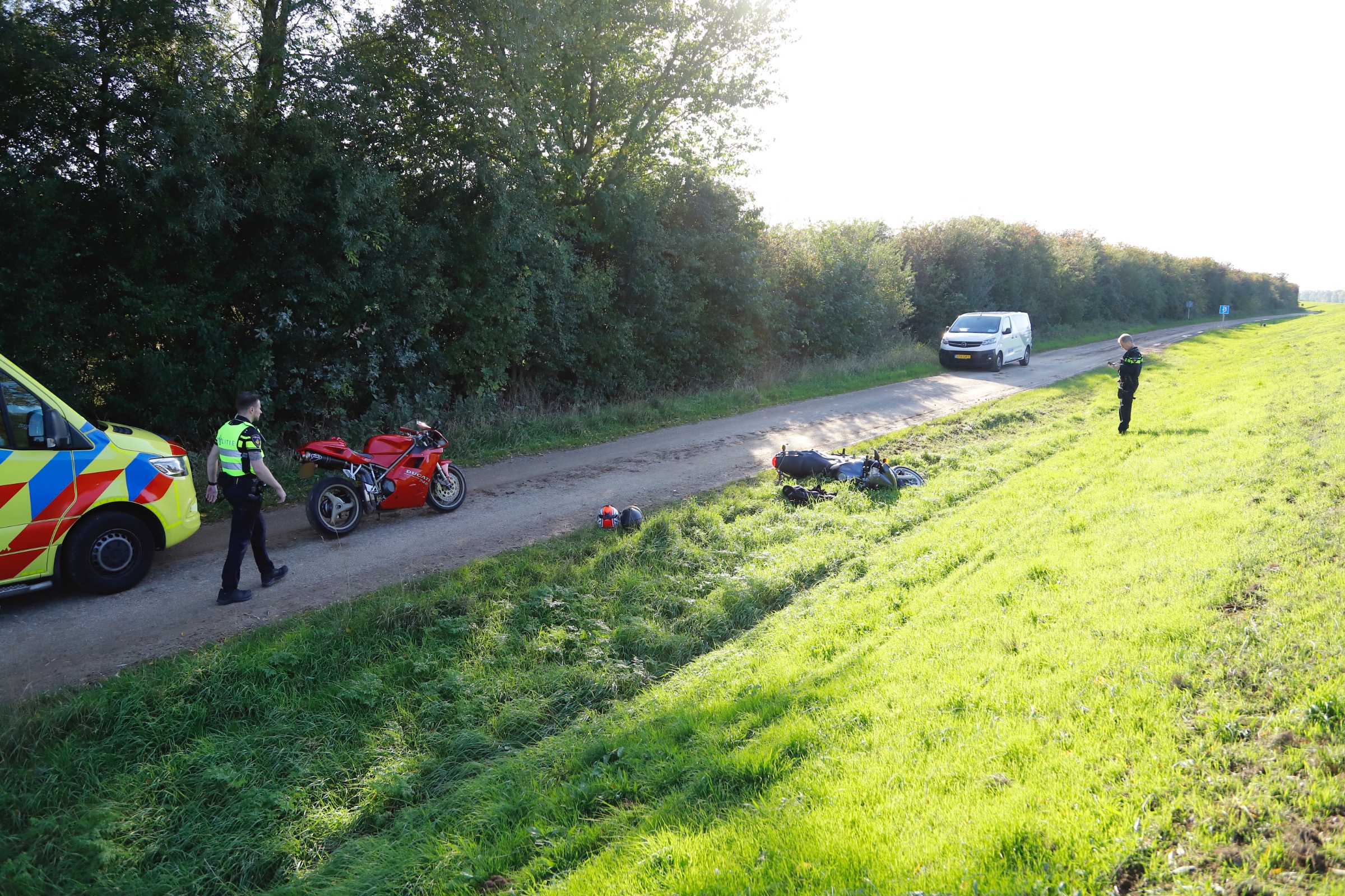 Motorrijder raakt gewond na val door modder op de weg