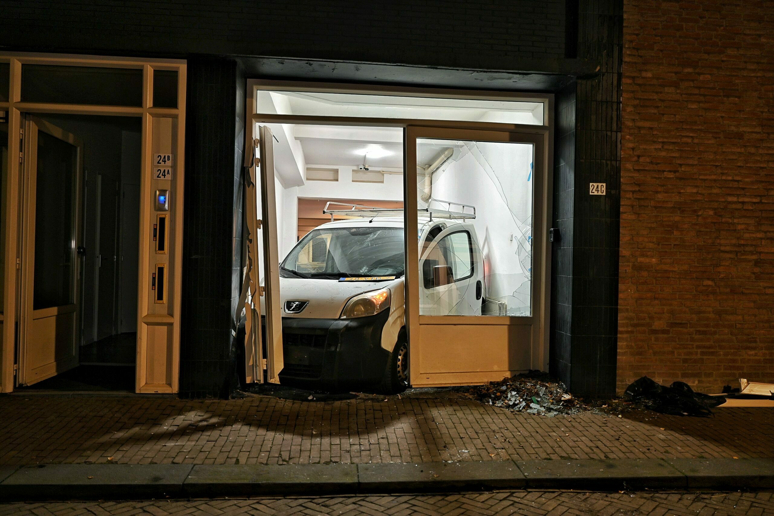 Bestuurder rijdt pui van gebouw van binnenuit eruit