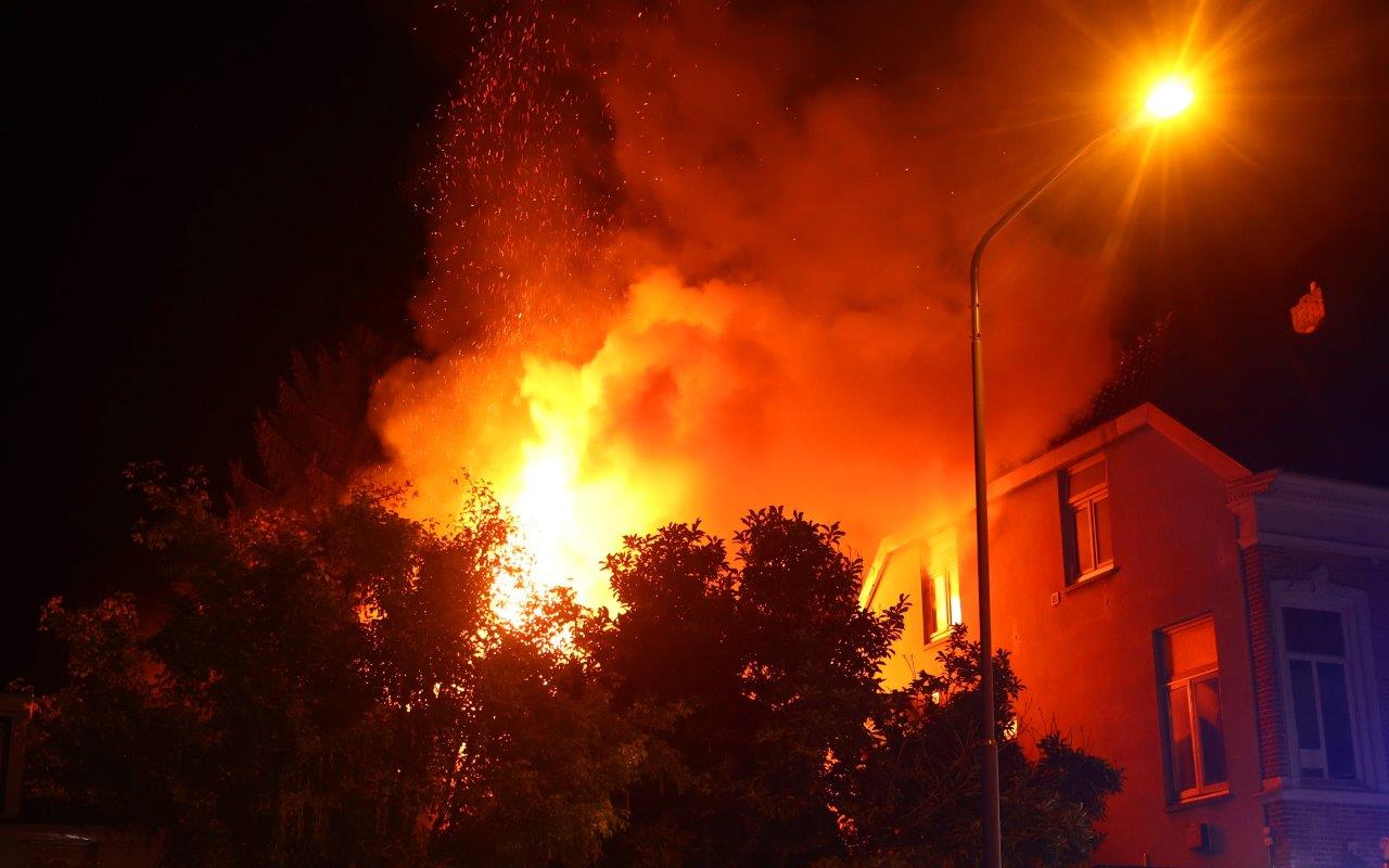 FOTO UPDATE: Bewoonster mogelijk in brandende woning