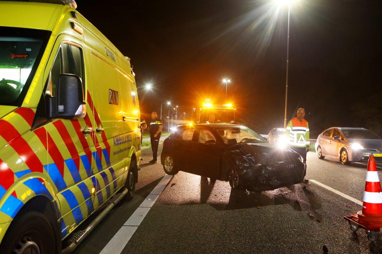 Automobiliste ziet afslag te laat en botst tegen vangrail bij Den Bosch