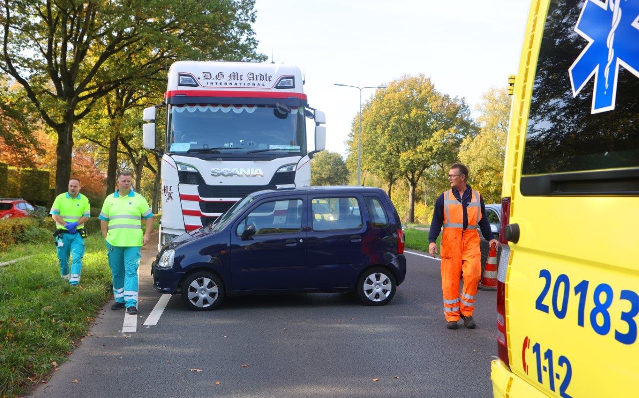 Auto in botsing tussen auto en vrachtwagen op N65