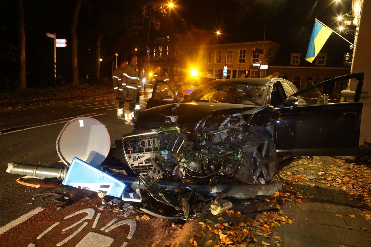 Tiener raakt macht over het stuur kwijt en rijdt tegen advocatenkantoor in Vught