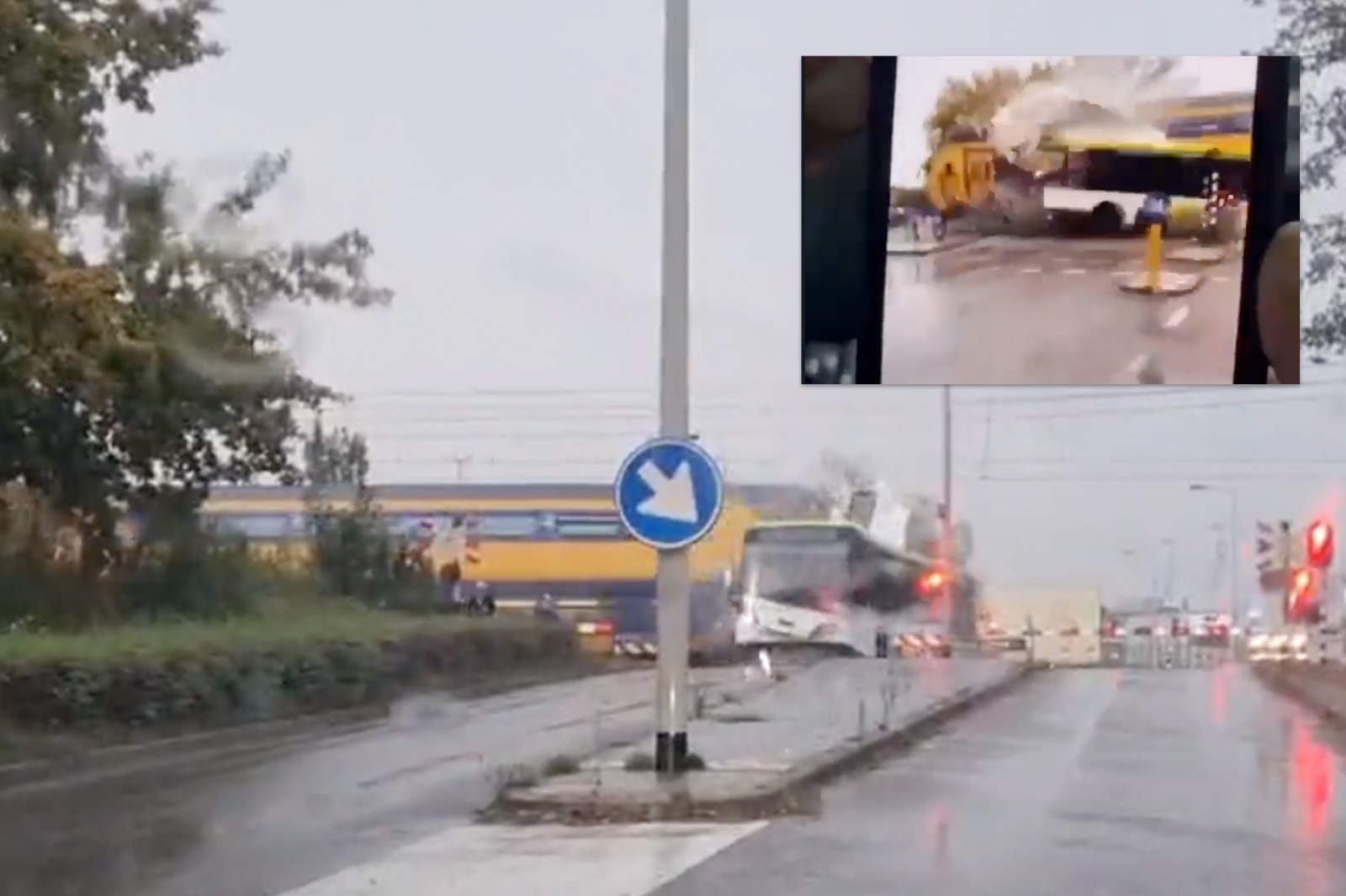 UPDATE VIDEO’S Passagierstrein ramt bus in botsing, bus doormidden gebroken