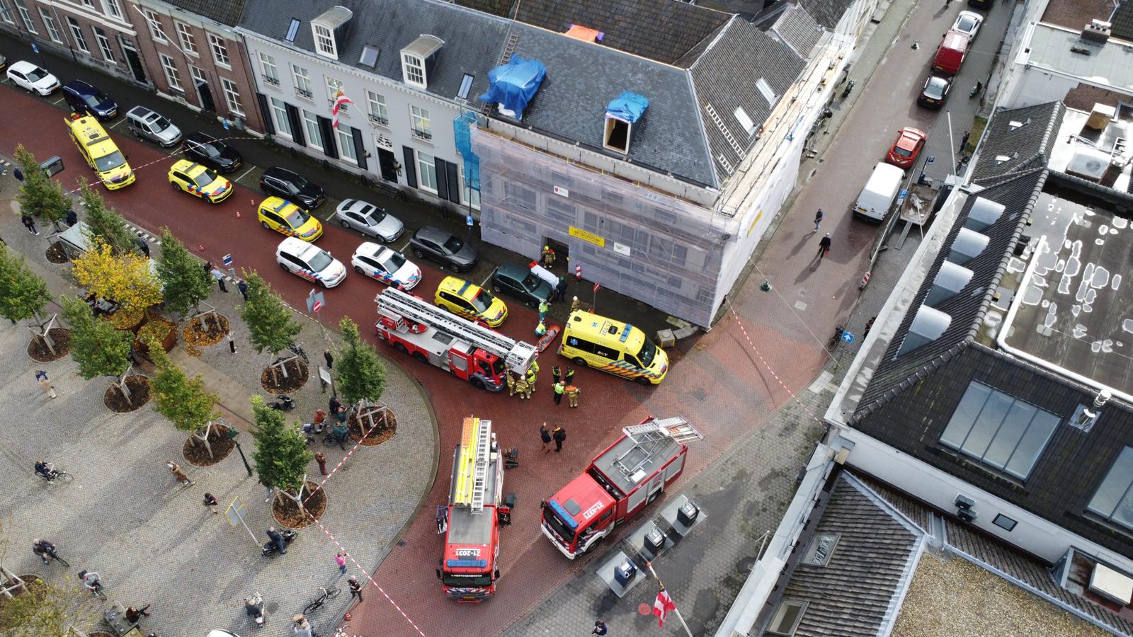 Bouwvakkers (16 en 58) gewond na metershoge val in centrum Den Bosch