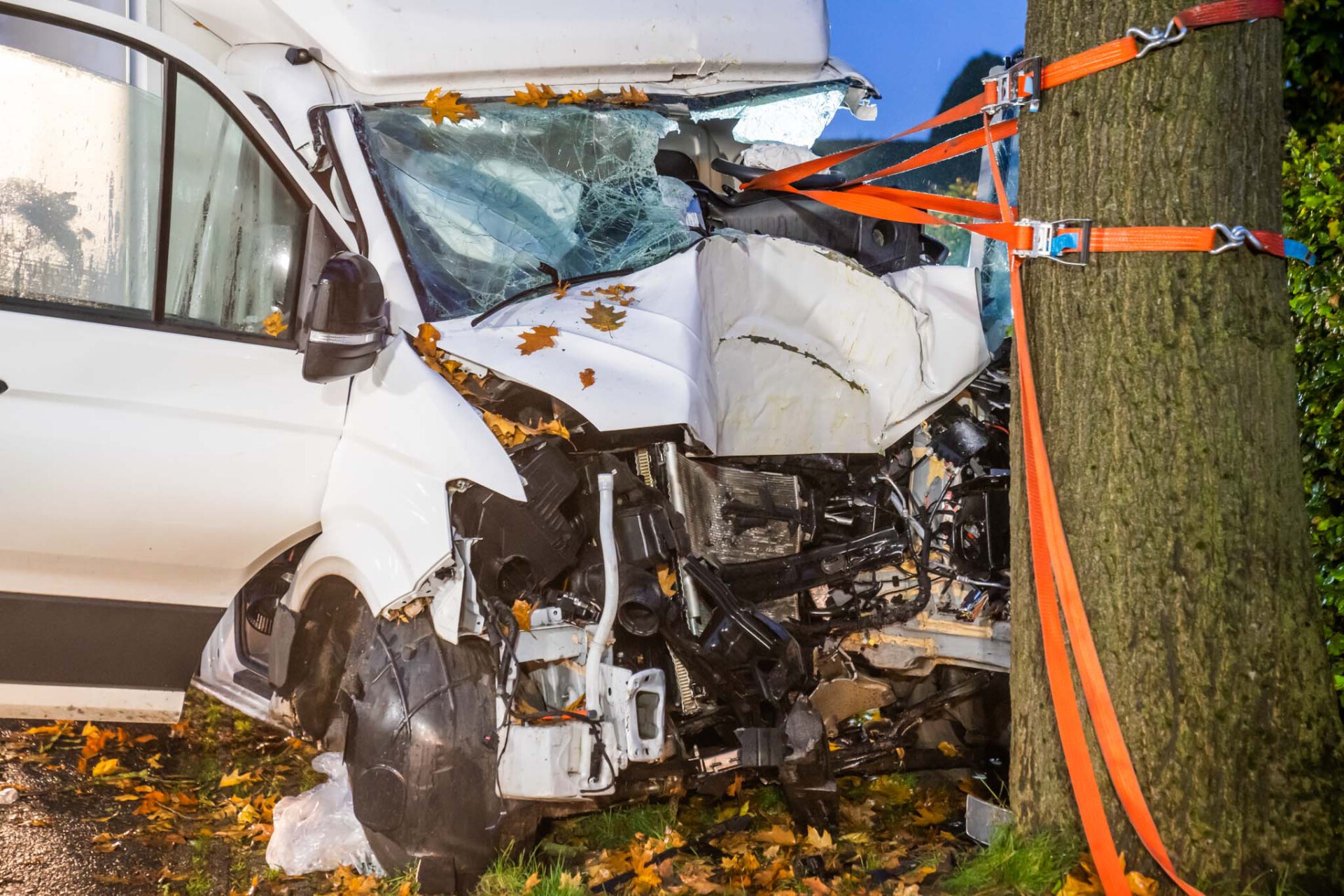 Slachtoffer ruim anderhalf uur bekneld in voertuig na ernstig ongeluk