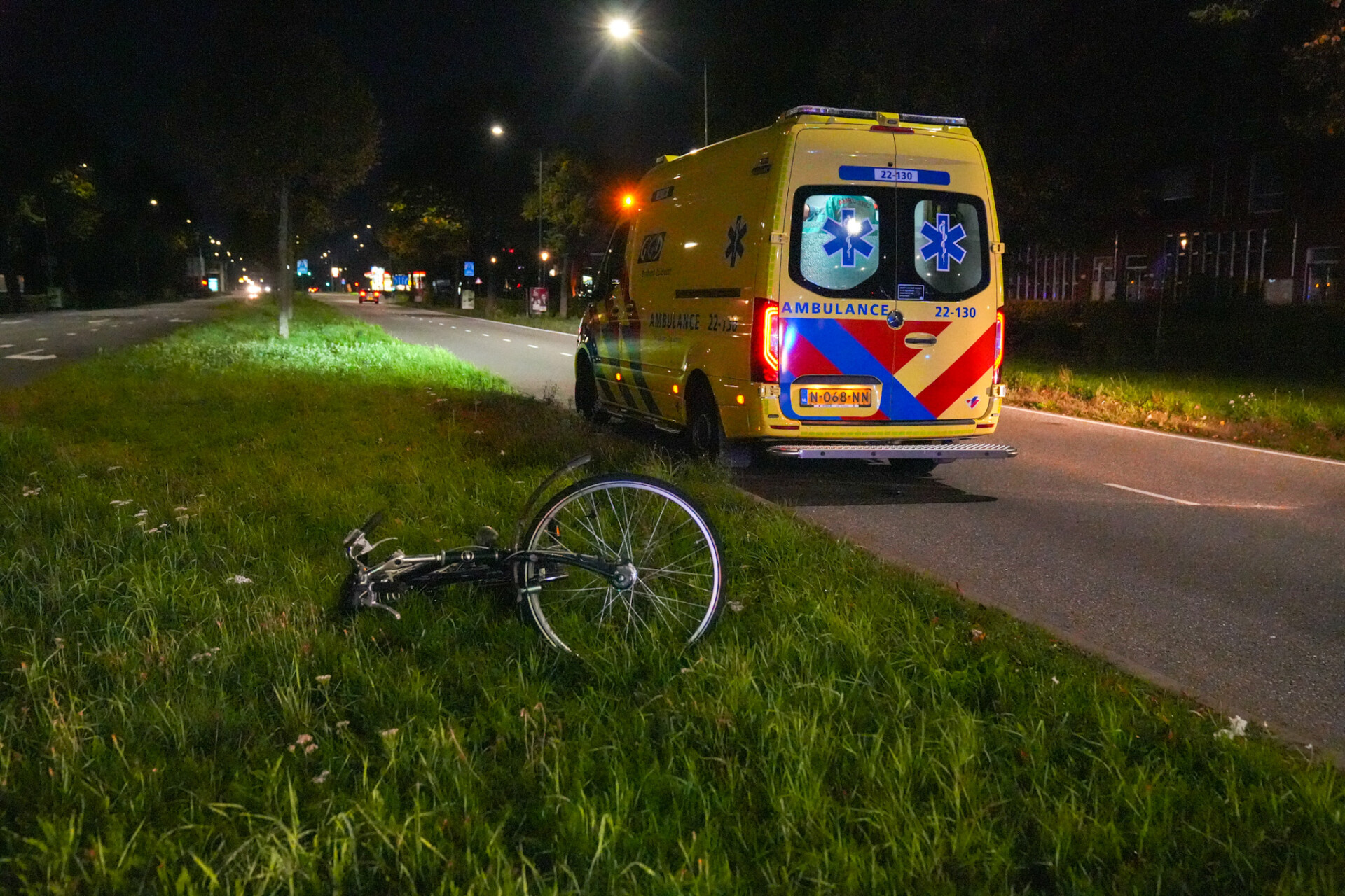 Fietser vermoedelijk gewond achtergelaten op straat na aanrijding