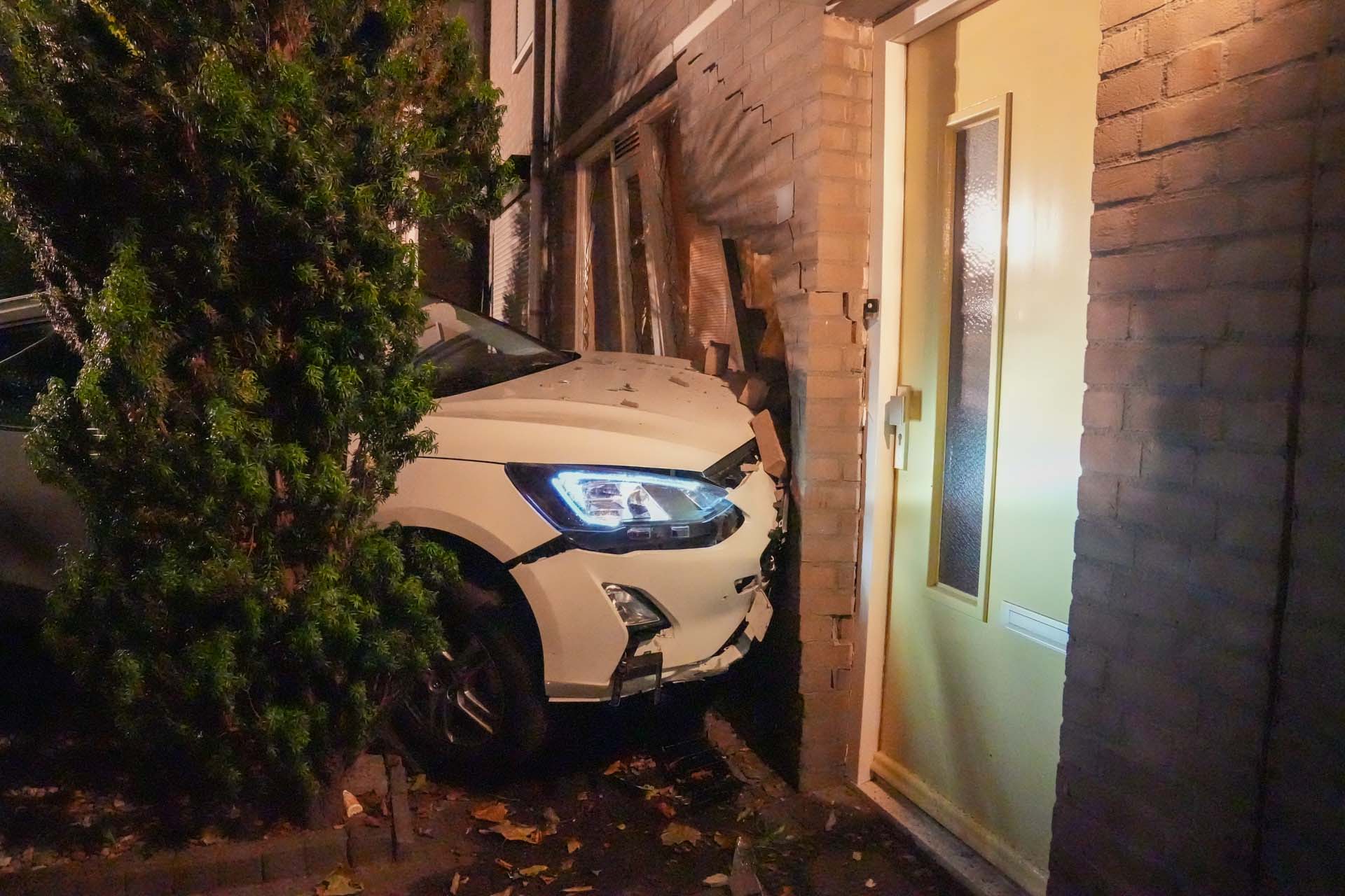 Auto ramt gevel van woning, bestuurder aangehouden