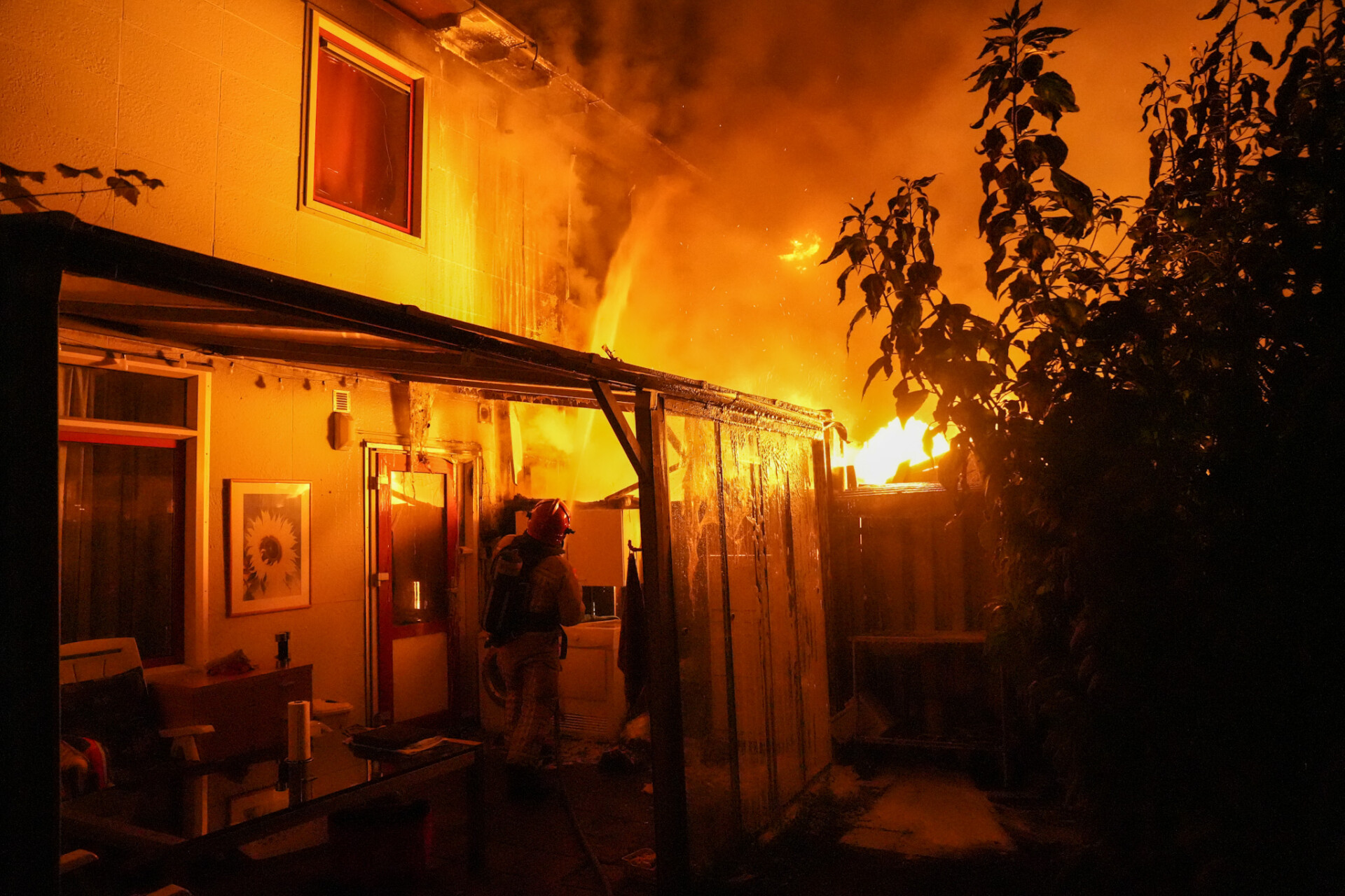 UPDATE: Brandweer vindt slachtoffer in woning bij uitslaande brand