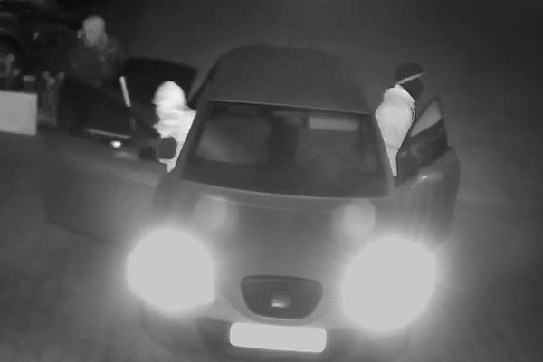 Inbrekers gaan er vandoor met kluis en voorraad champagne