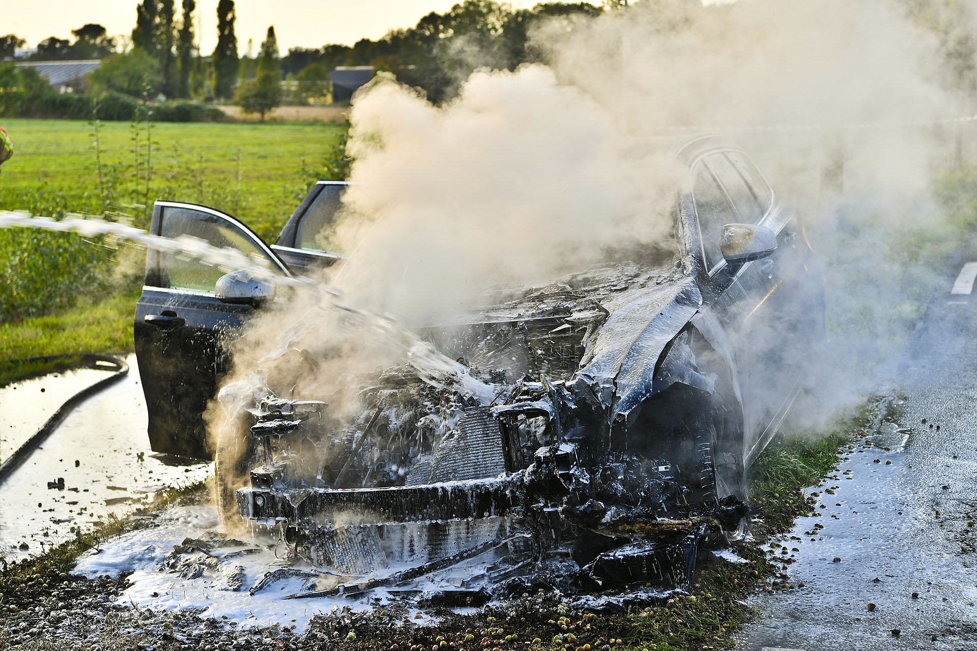 Auto vat spontaan vlam in Waalre, was net terug van de garage