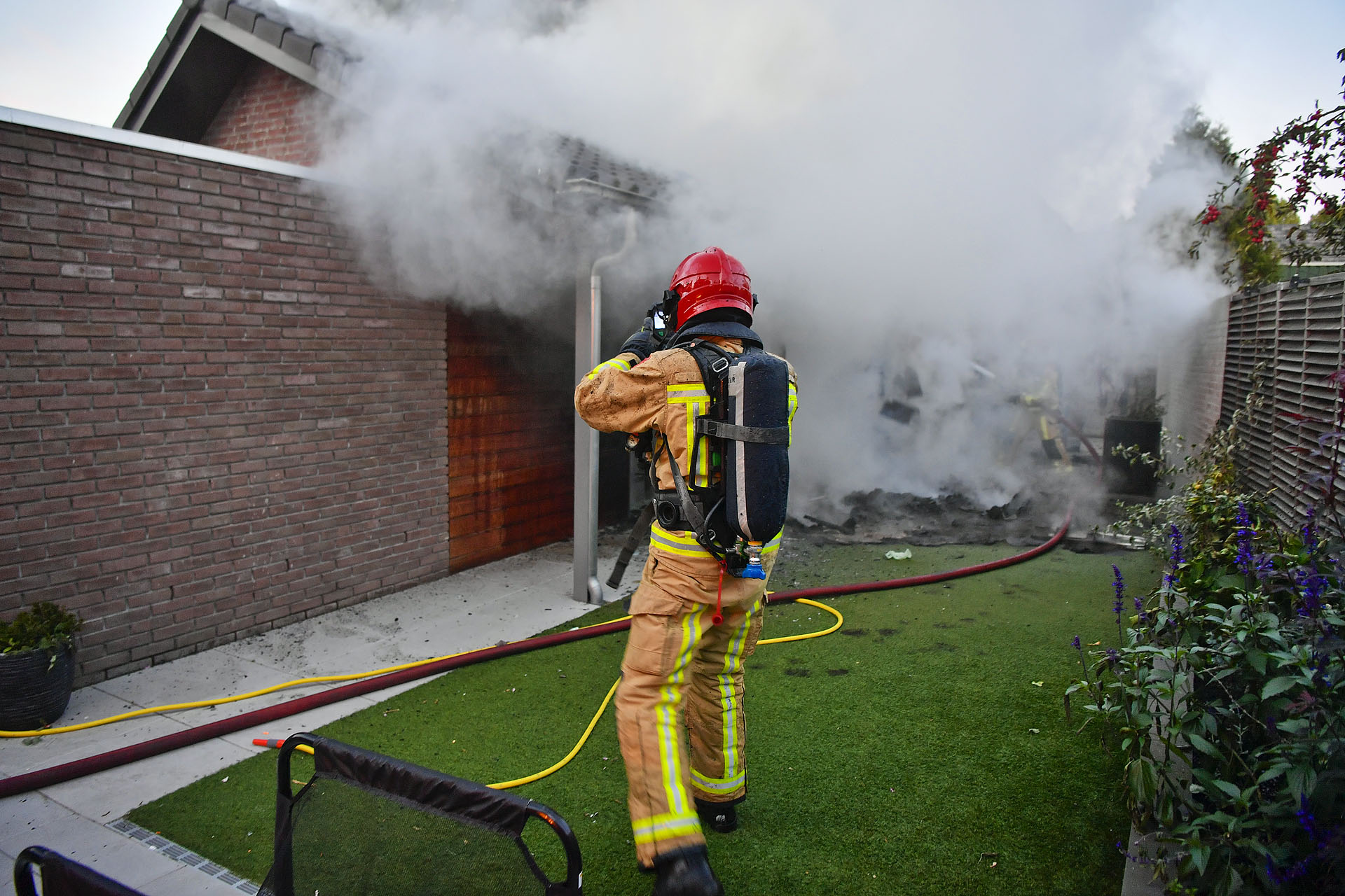 Middelbrand in schuur door gasflessen in Eersel