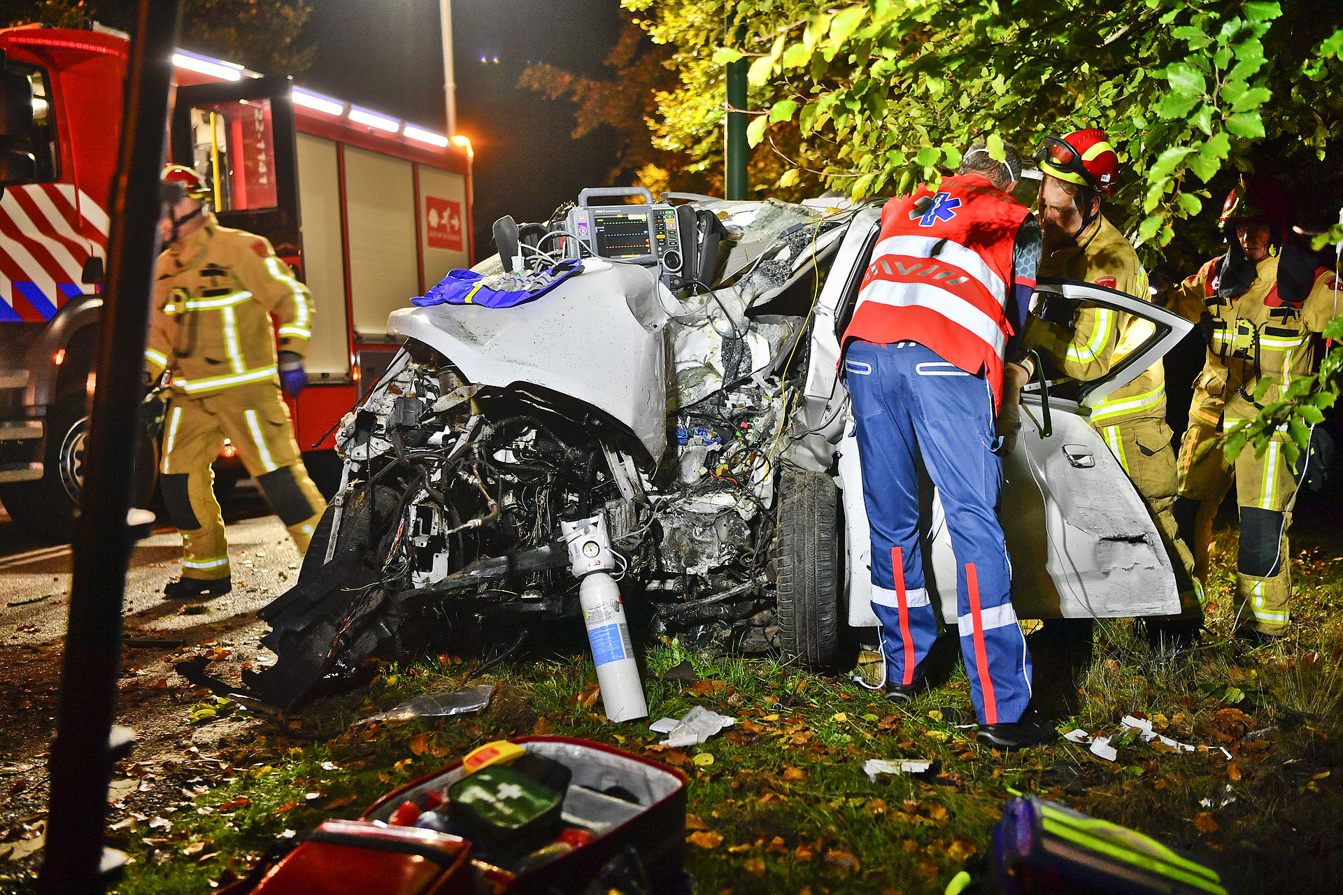 Jongeman (19) in levensgevaar na zware crash tegen boom