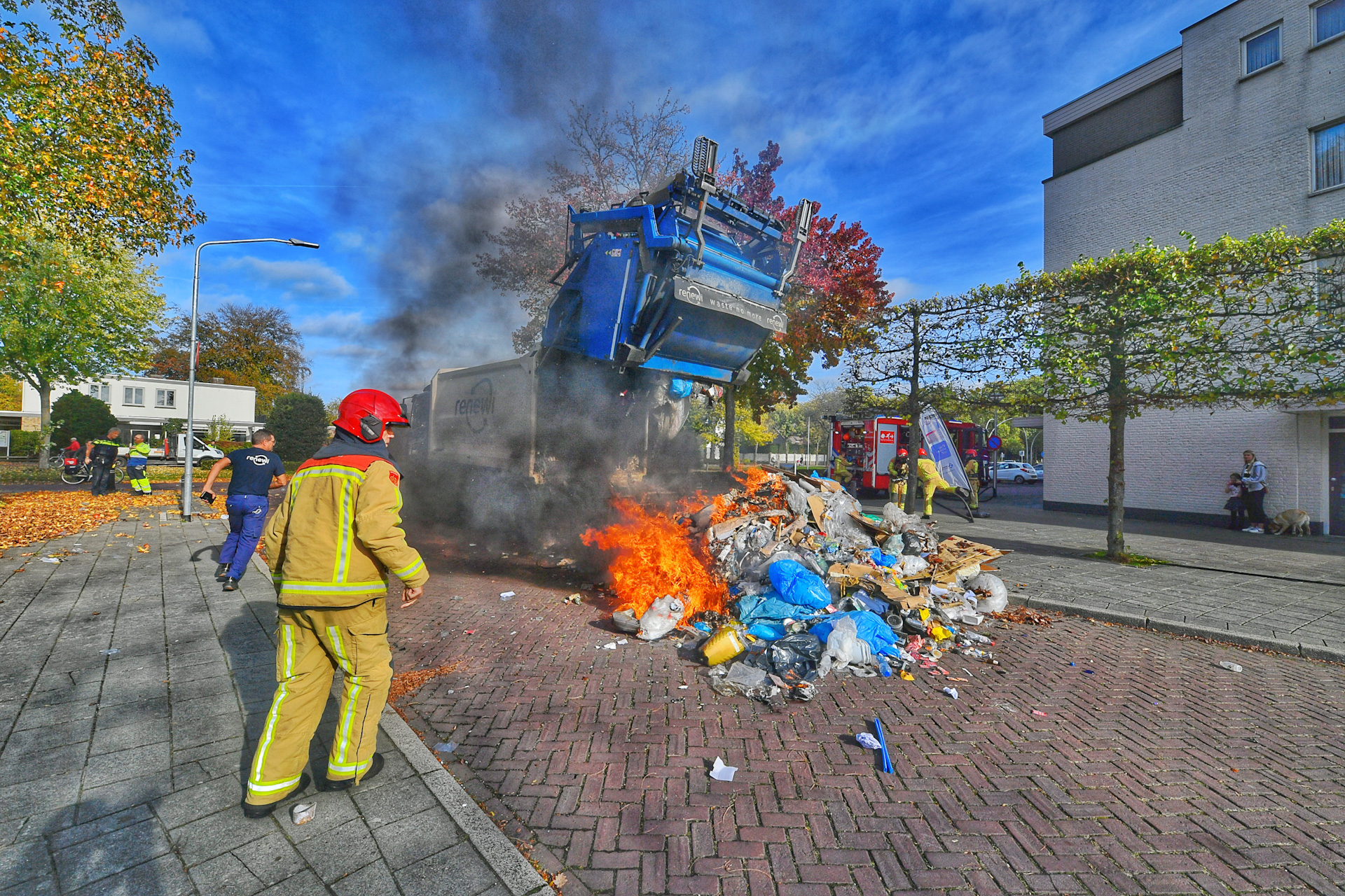 Vuilniswagen dumpt brandende lading midden op straat