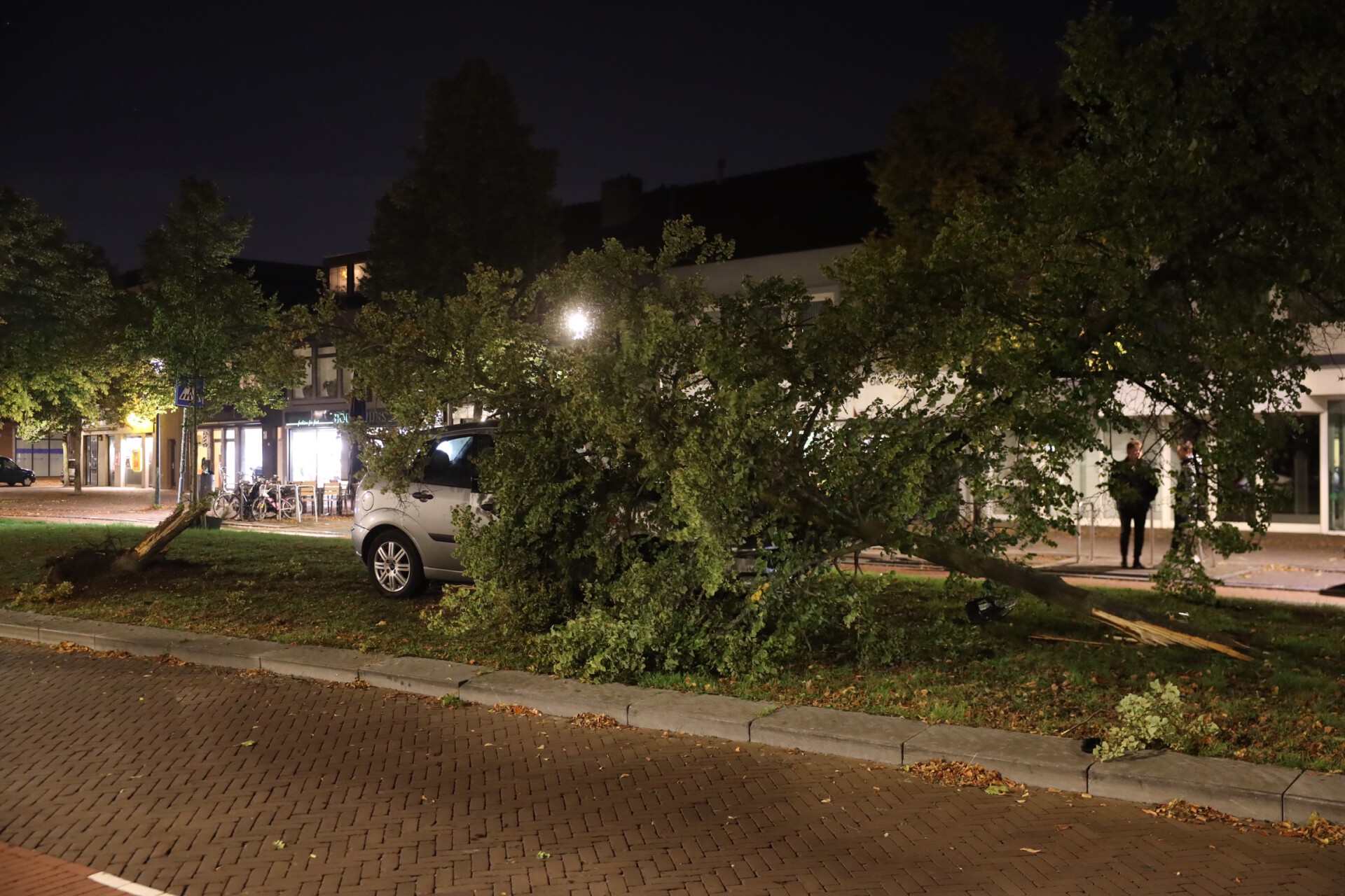 Automobilist crasht en slaat op de vlucht