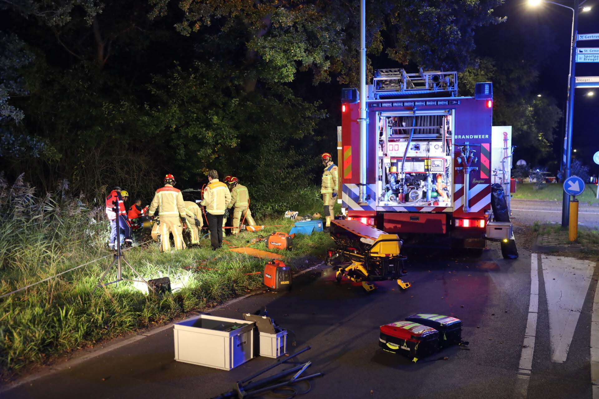 UPDATE: Bestuurder (21) overleden na crash tegen boom