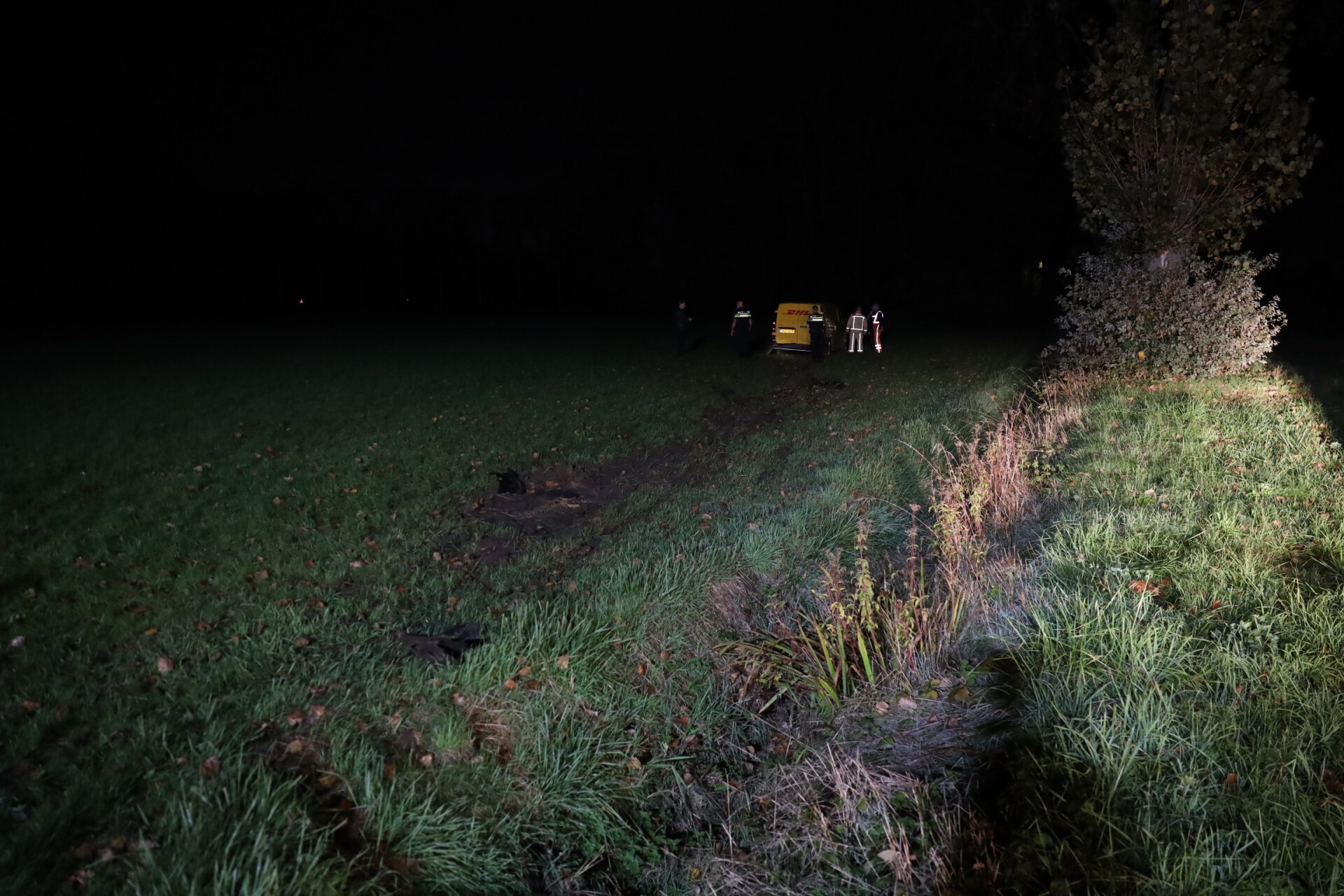 Pakketbezorger belandt met bestelbus in weiland