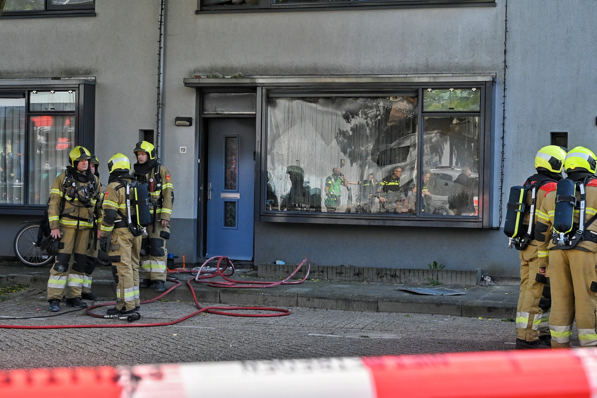 Zwaargewonde bij woningbrand, traumahelikopter ter plaatse