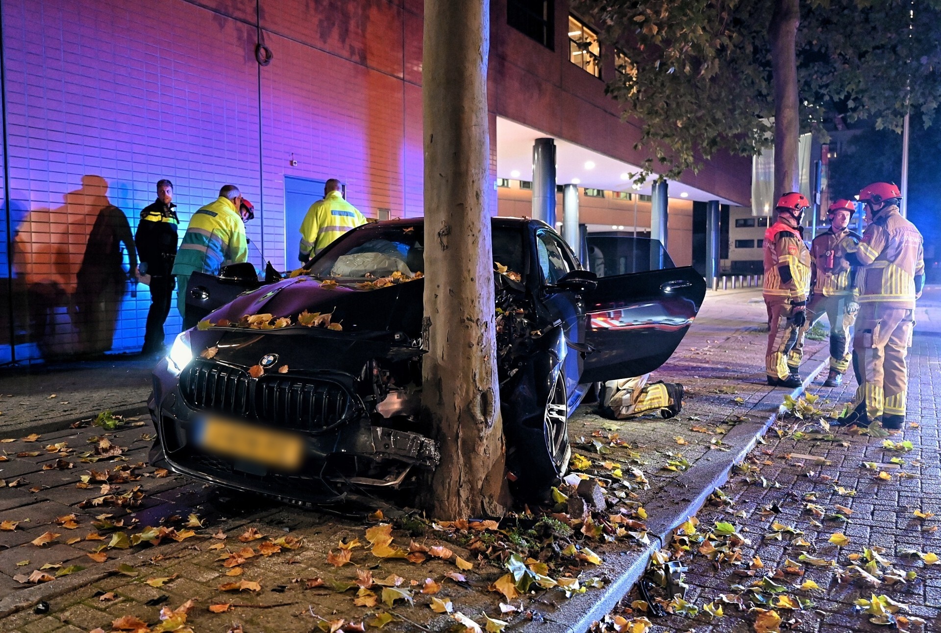 Automobiliste botst met auto hard tegen boom in Tilburg