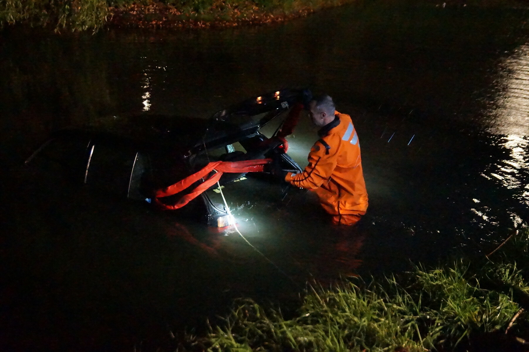 Bijzondere auto ter water, bestuurder redt zichzelf