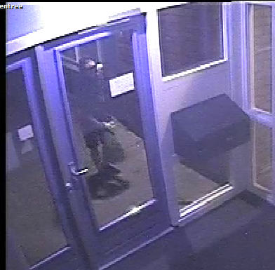 Persoon die brand sticht bij sporthal op video vastgelegd