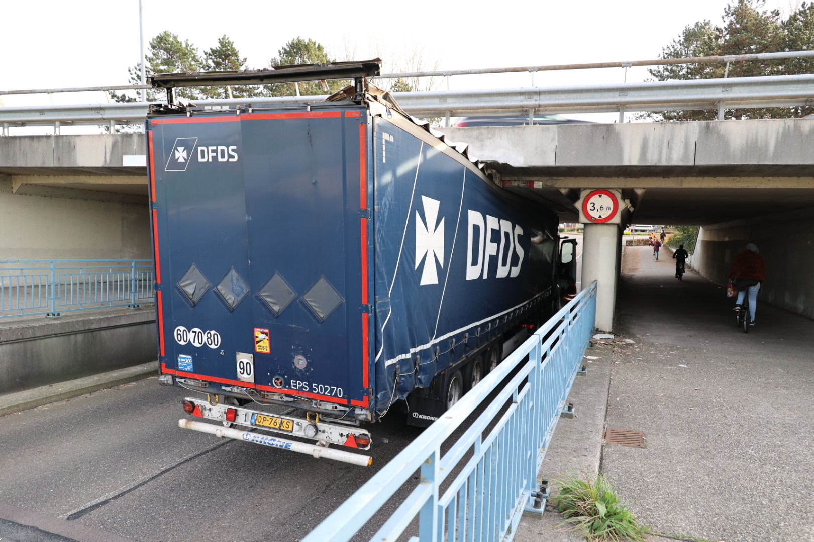 Opnieuw vrachtwagen vast onder berucht viaduct in Waalwijk