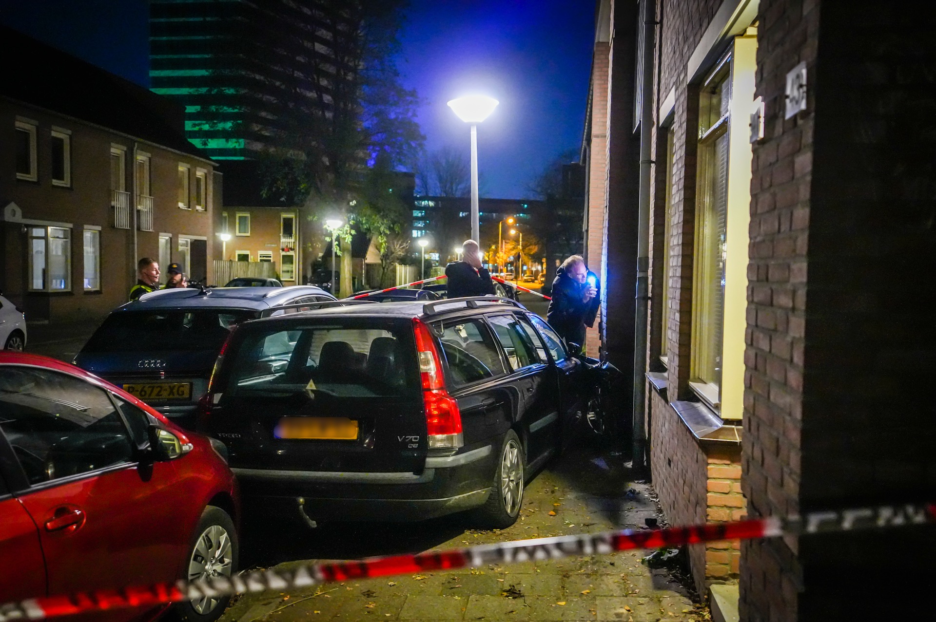 Wilde Politieachtervolging Eindigt Tegen Geparkeerde Auto’s En Woning