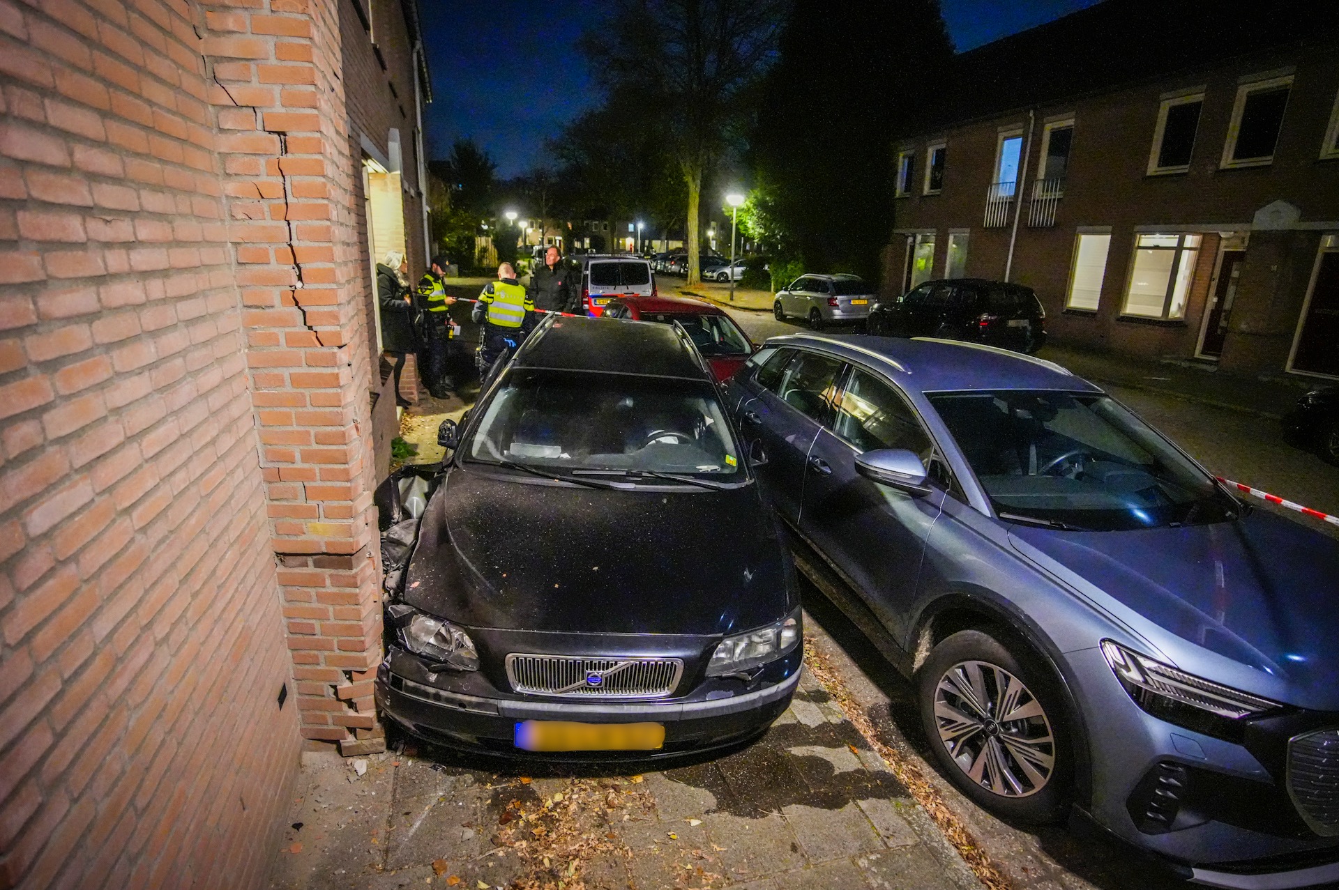 Wilde politieachtervolging eindigt tegen geparkeerde auto’s en woning