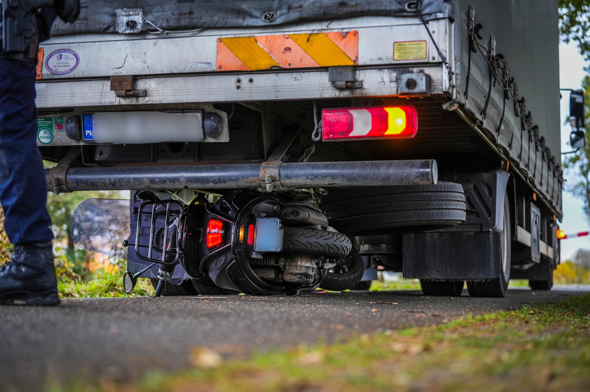 Vrachtwagen rijdt achteruit over scooter op fietspad