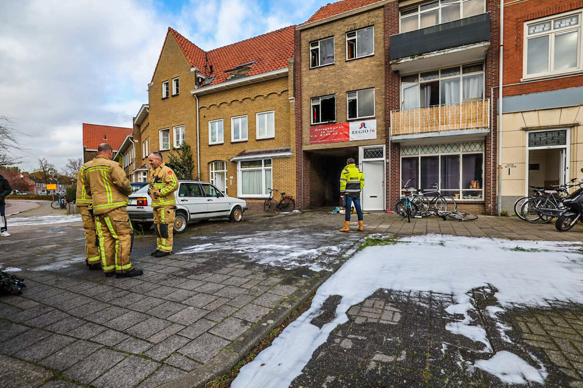 Brandweer redt twee mensen uit brandend huis