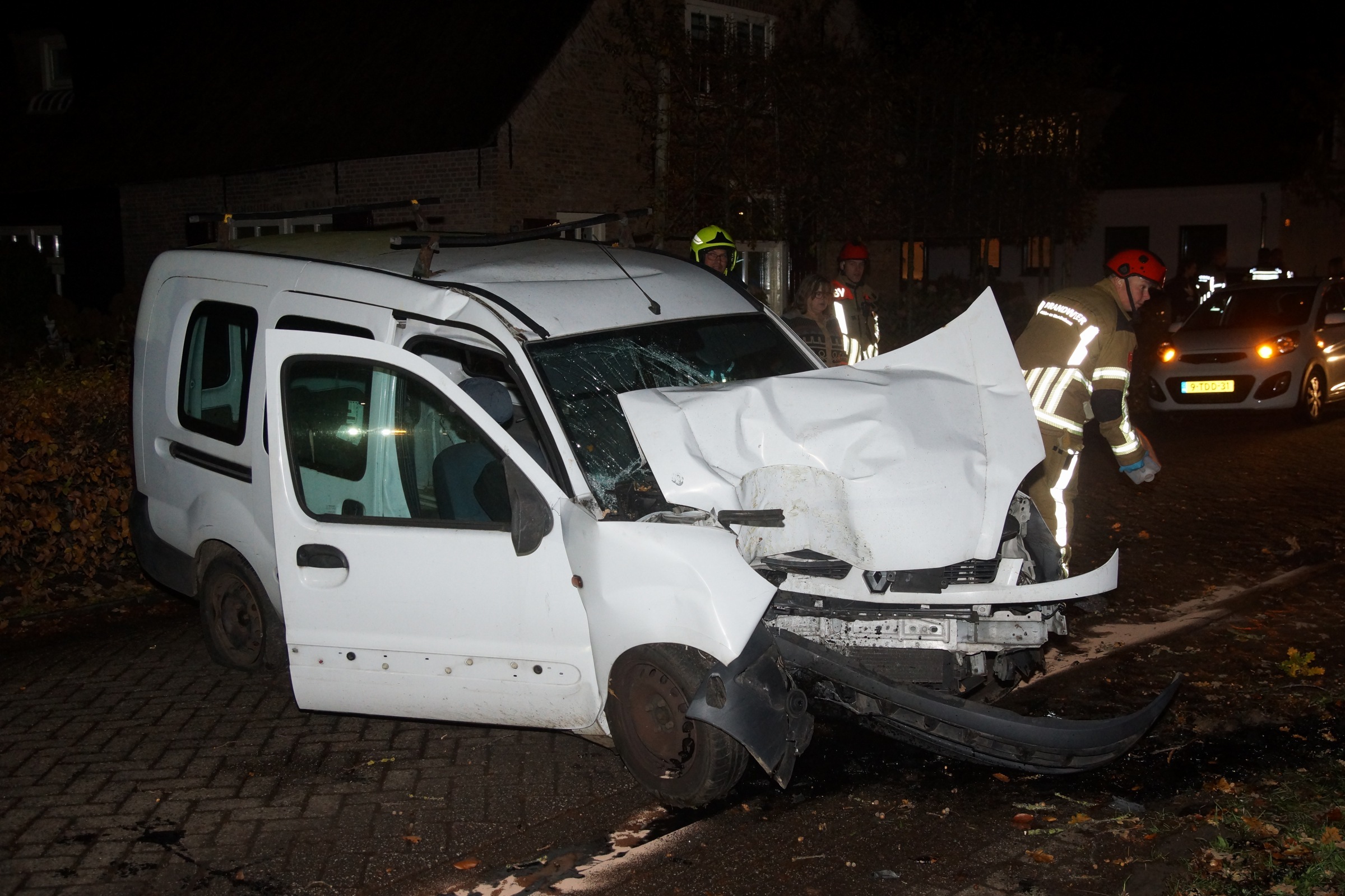 Bestelauto ramt frontaal boom, één gewonde