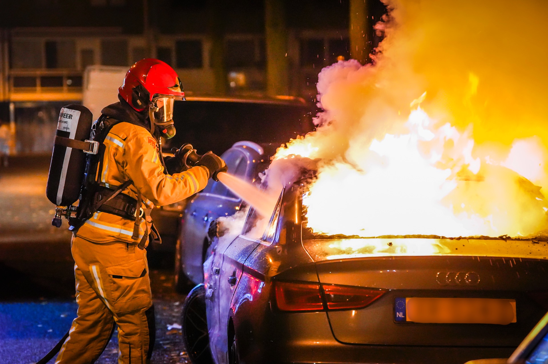 Auto volledig uitgebrand na brandstichting