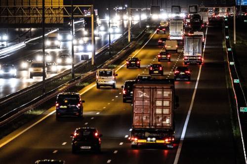 Drukke ochtendspits door regenachtig weer