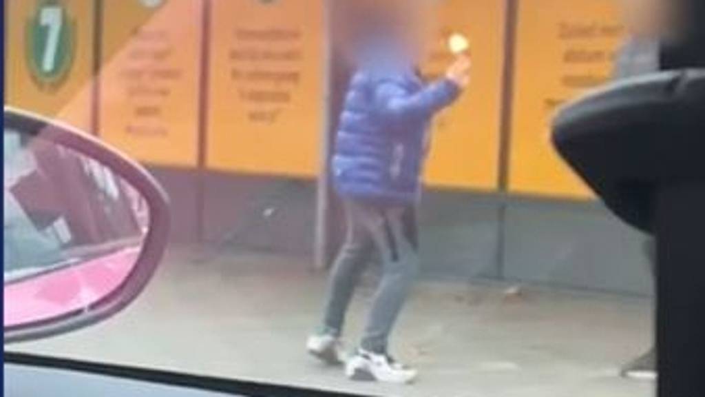 VIDEO: Jonge pyromaan op beelden vast gelegd