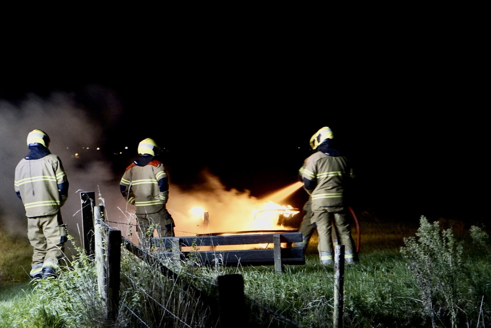 Brandweer blust brandende picknick tafel