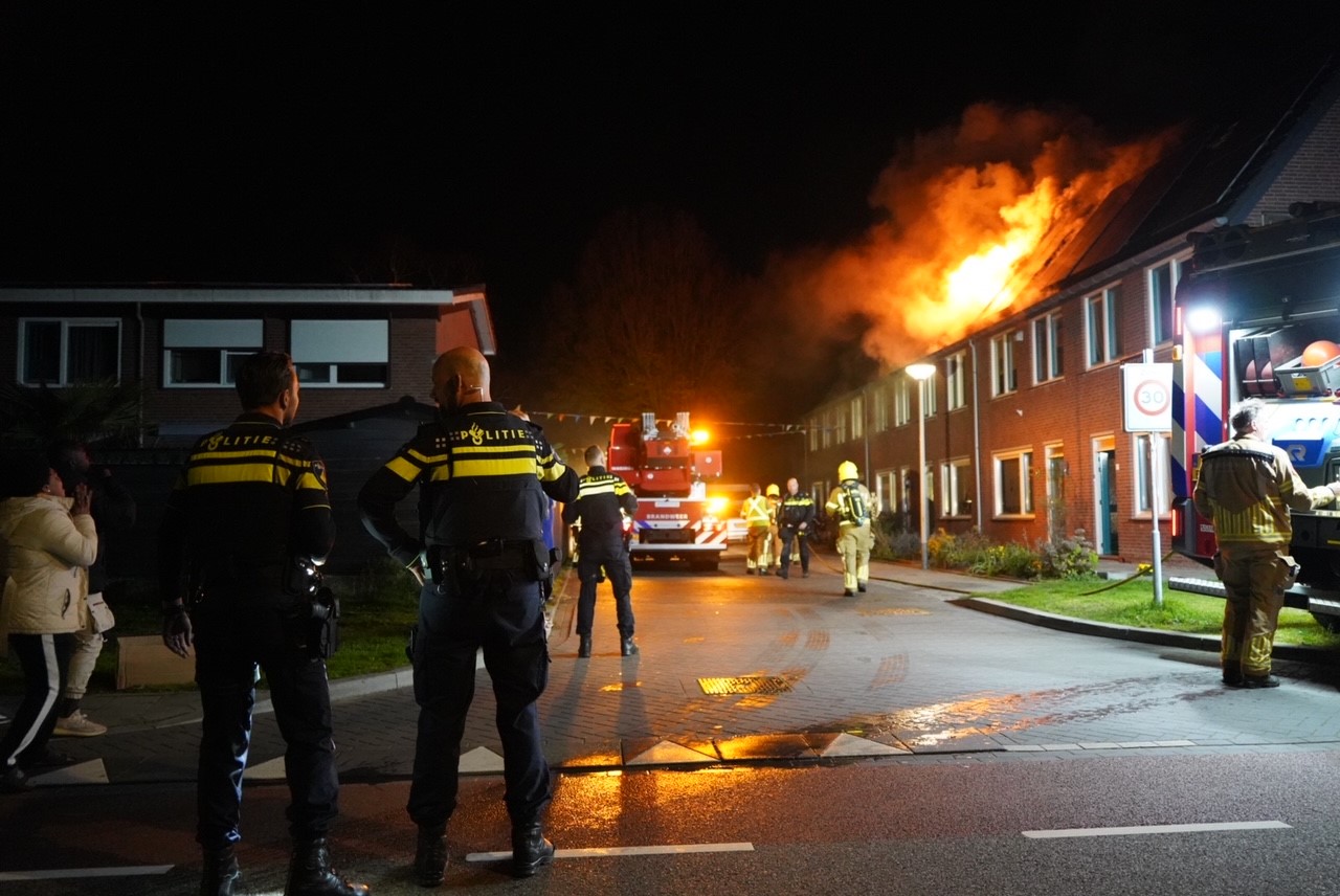 Kinderen redden jonge kittens bij uitslaande woning brand
