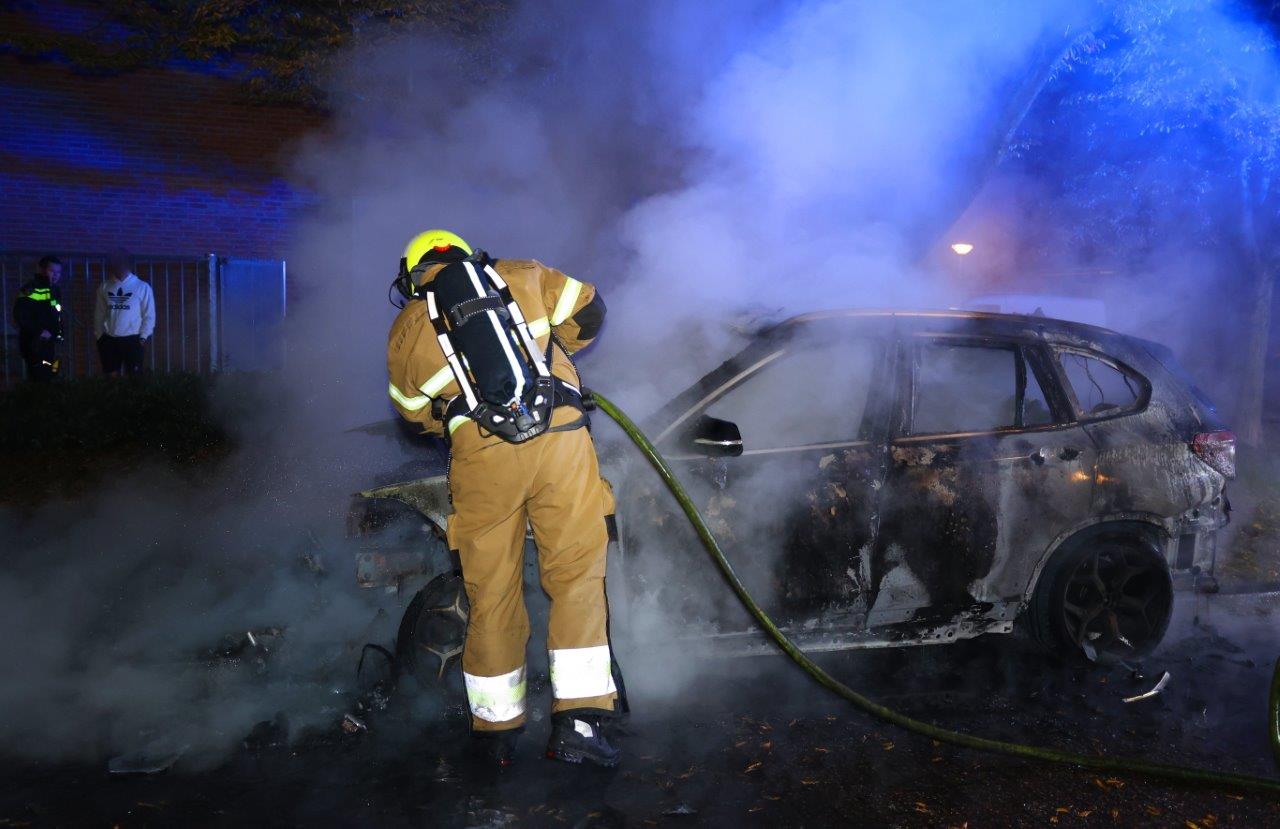 Auto uitgebrand na vermoedelijke brandstichting